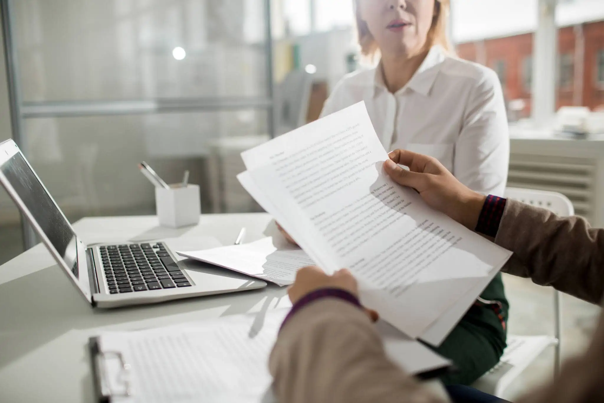 Contrato de trabalho a termo incerto: Guia com todas as respostas Trabalhador a assinar contrato de trabalho