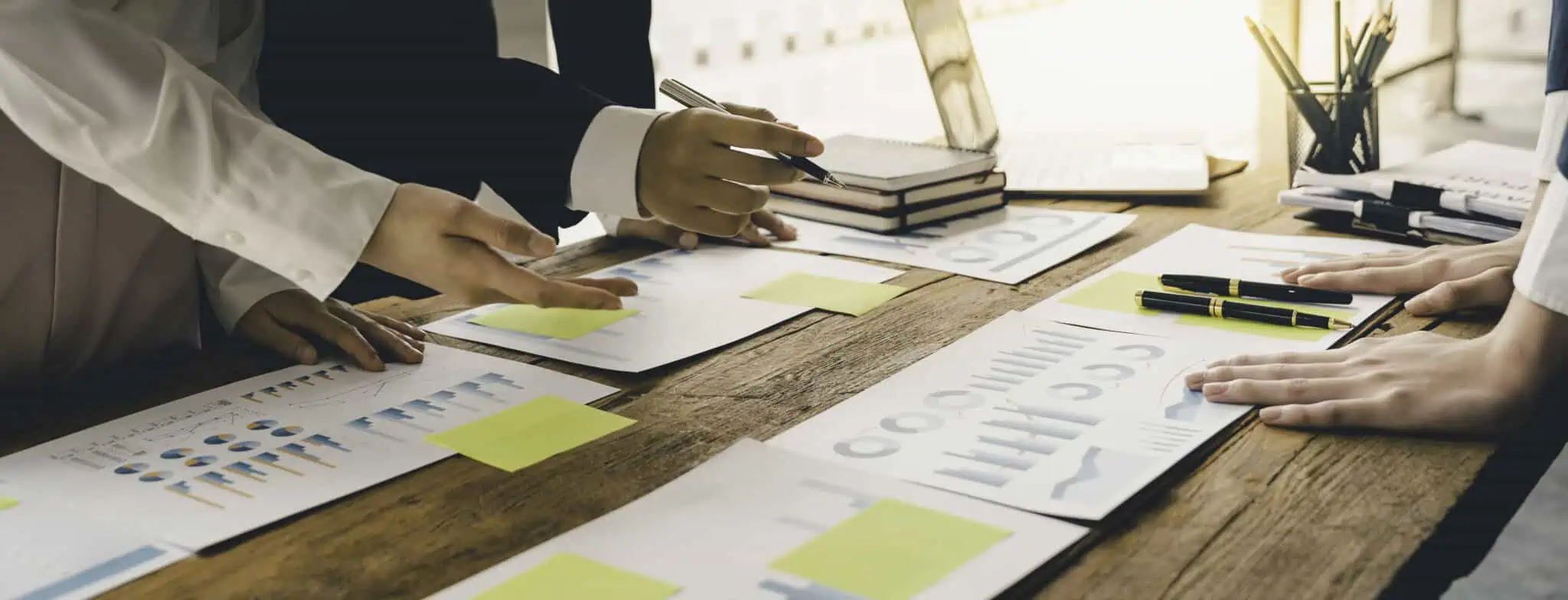 Exemplos de cartas para rescisão de contrato de trabalho pelo empregador economistas a analisar documentos e gráficos