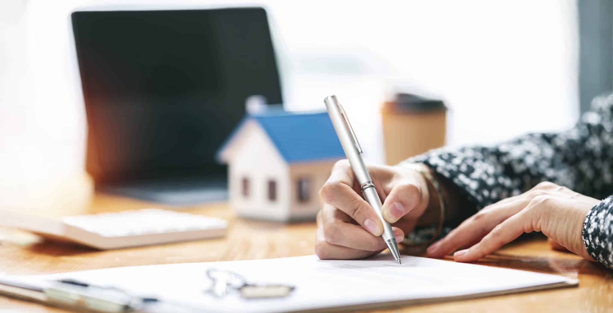 O que implica ser fiador num contrato de arrendamento? Arrendatária a assinar um contrato de arrendamento