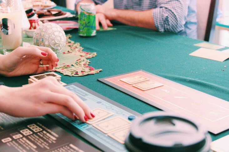 família a jogar jogo de tabuleiro