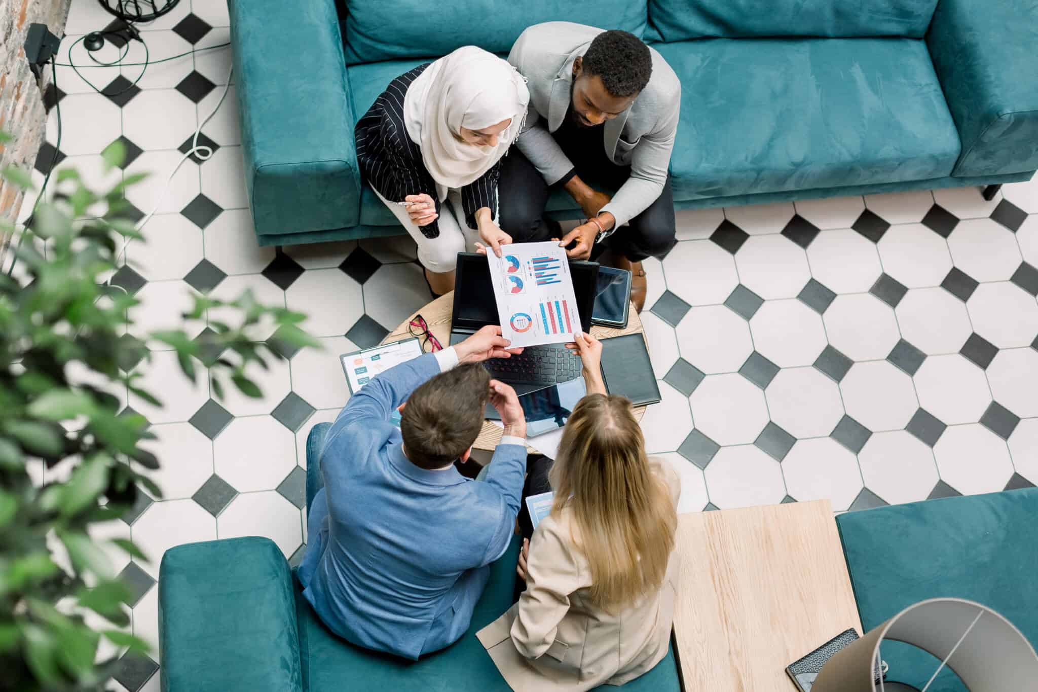 Quatro jovens de diferentes nacionalidades