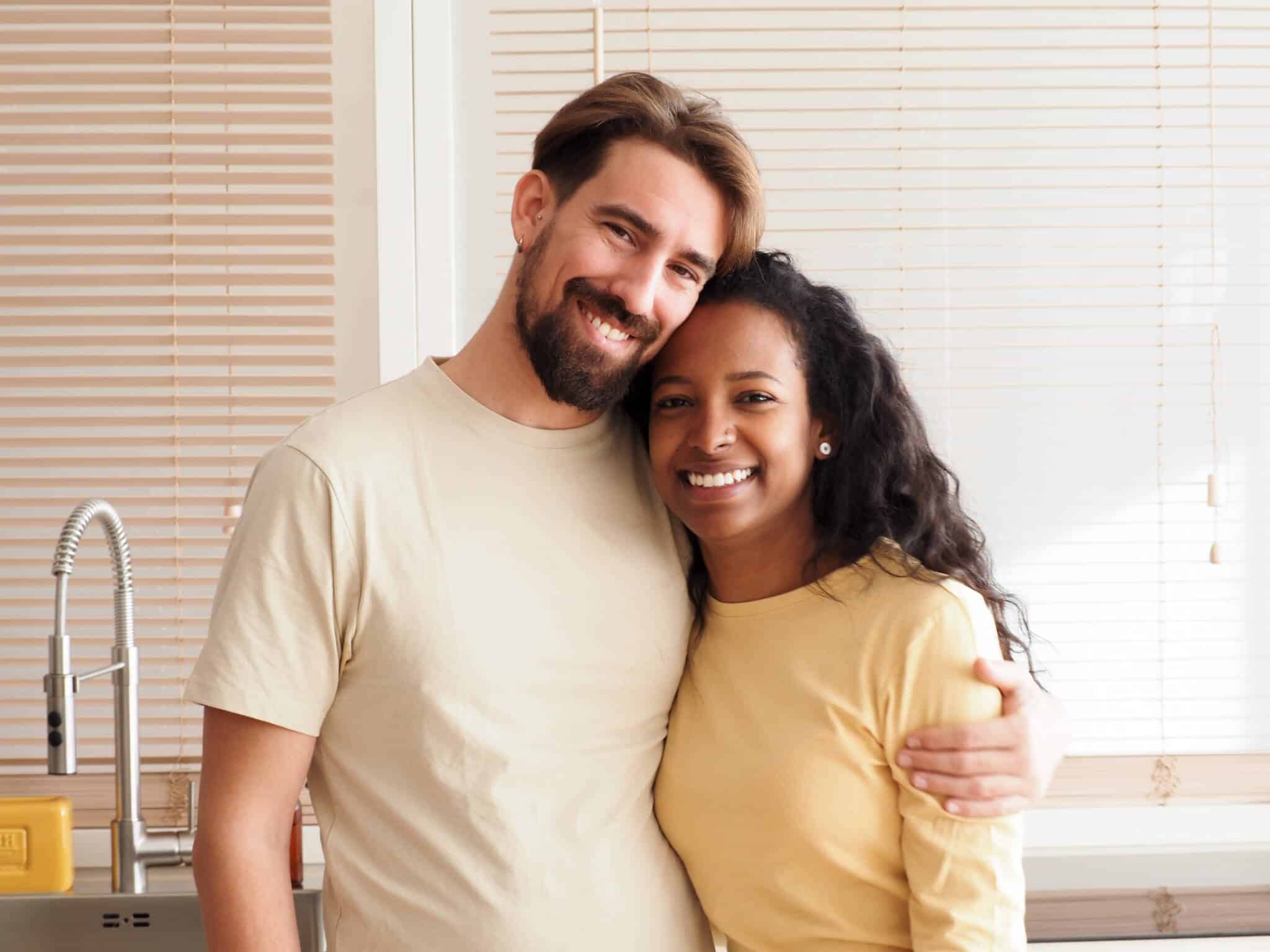Casal feliz porque poupou nos seus seguros