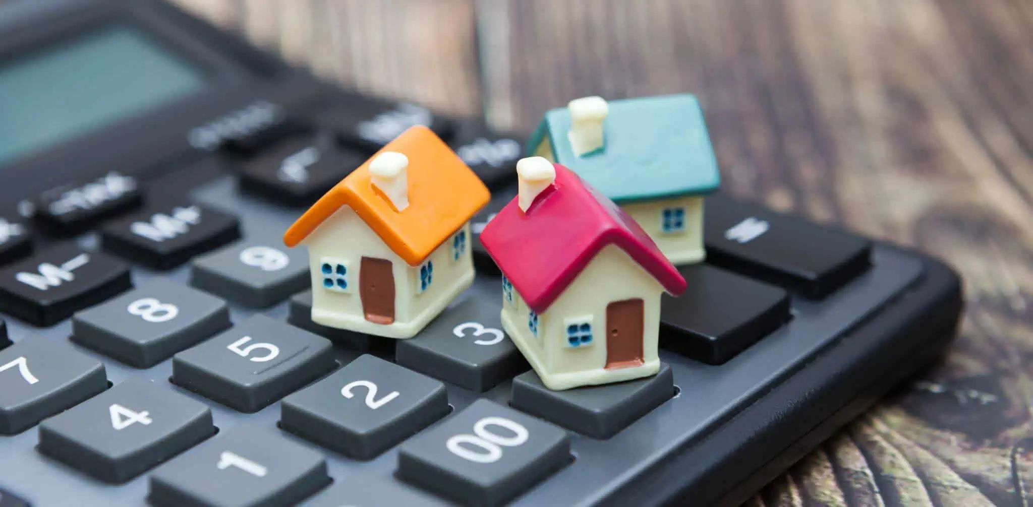 Mais-valias: Quanto vai pagar em 2024? Calculadora com 3 casas pequenas em cima