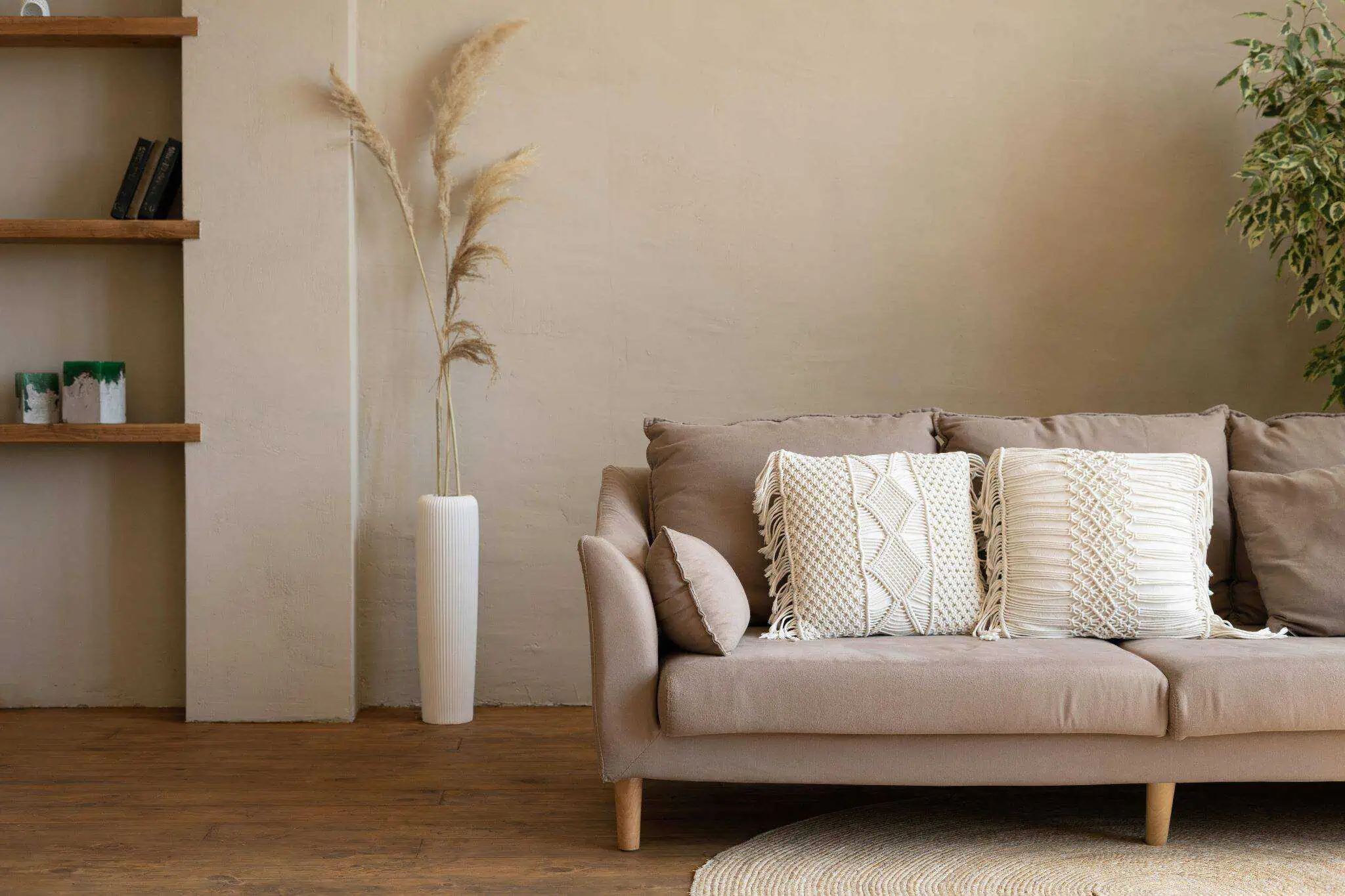 O valor de avaliação da casa pode ser muito diferente do preço de venda? interior de casa com sofá em destaque