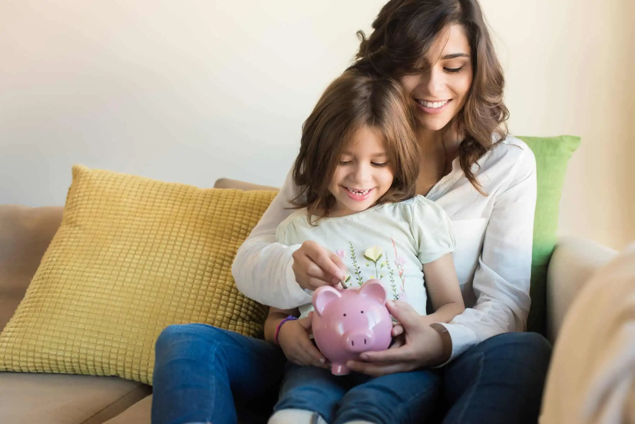 Abono de família em 2025: Conheça os valores e quem tem direito mãe e filha a colocarem num mealheiro o dinheiro do abono de família em 2024