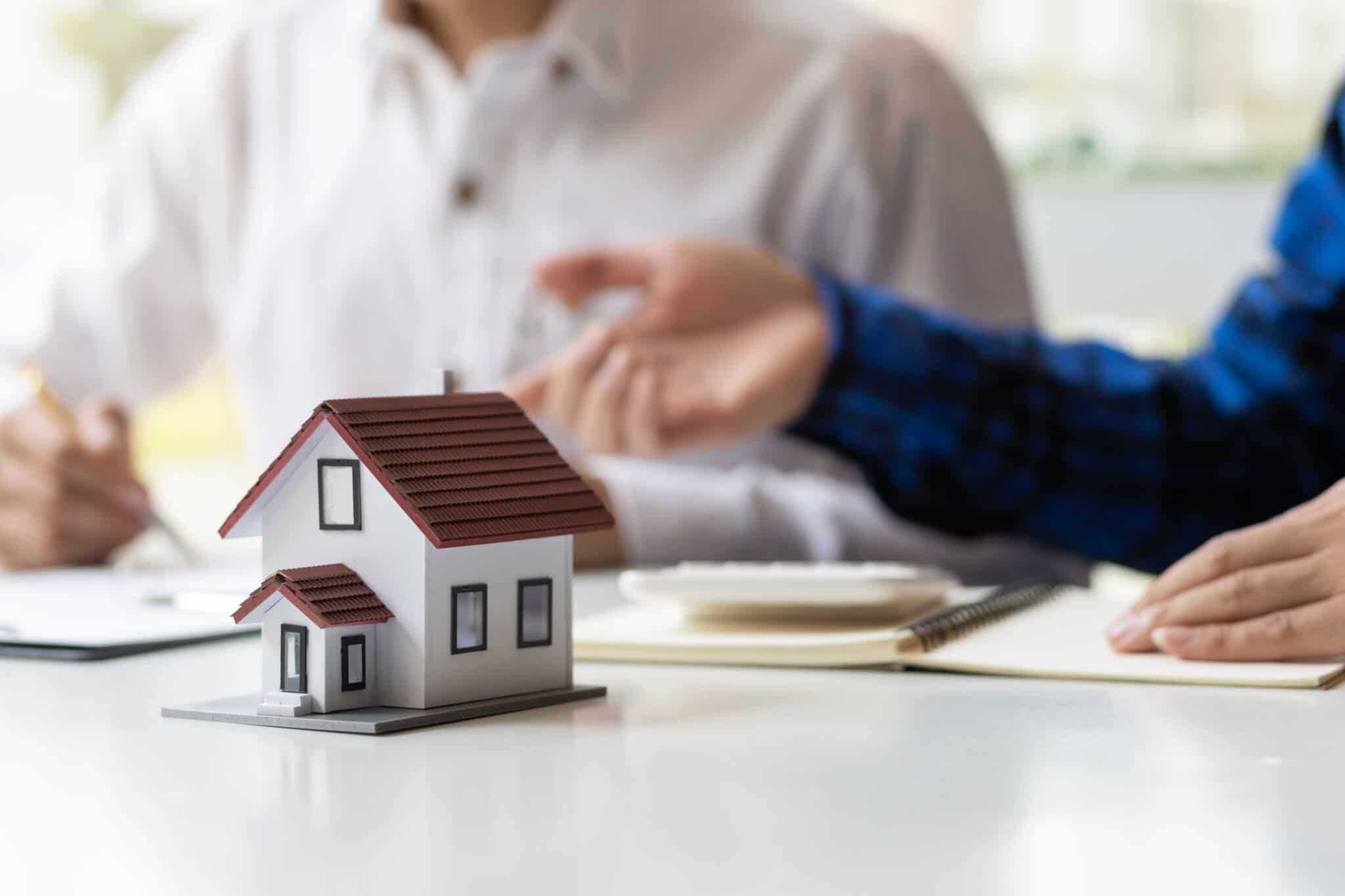 duas pessoas a analisarem um CPCV depois de se informarem se É obrigatório fazer um Contrato Promessa de Compra e Venda