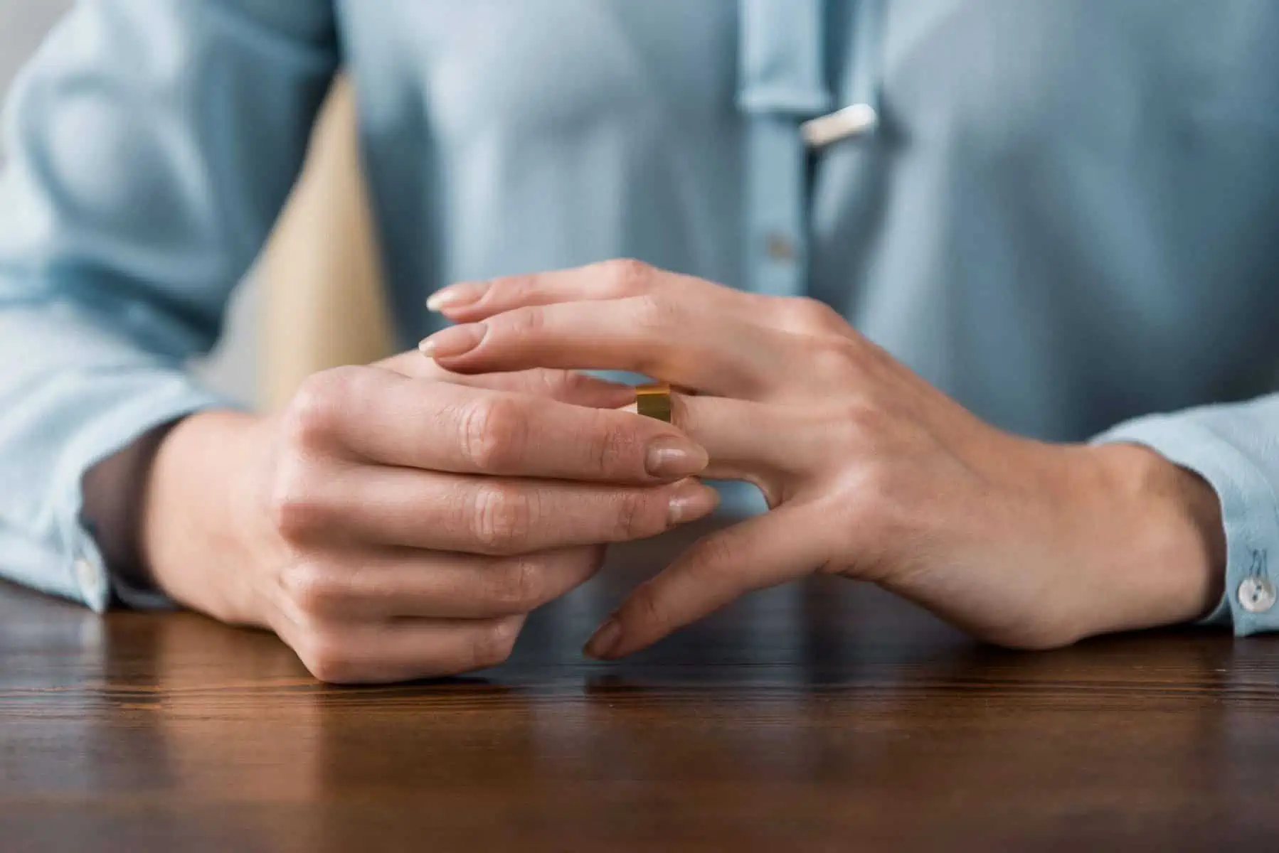 mulher a tirar a aliança de casamento