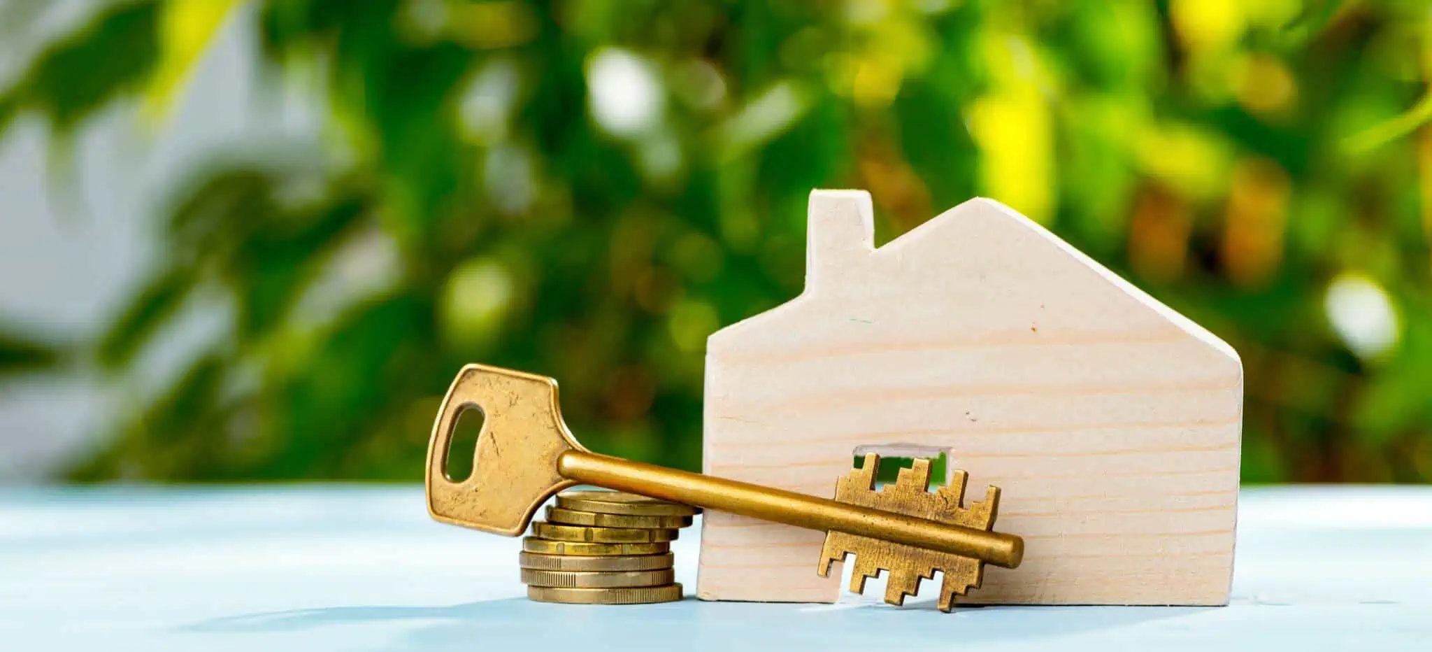 Há montantes máximos de financiamento no crédito habitação? casa de madeira em miniatura, chaves e moedas