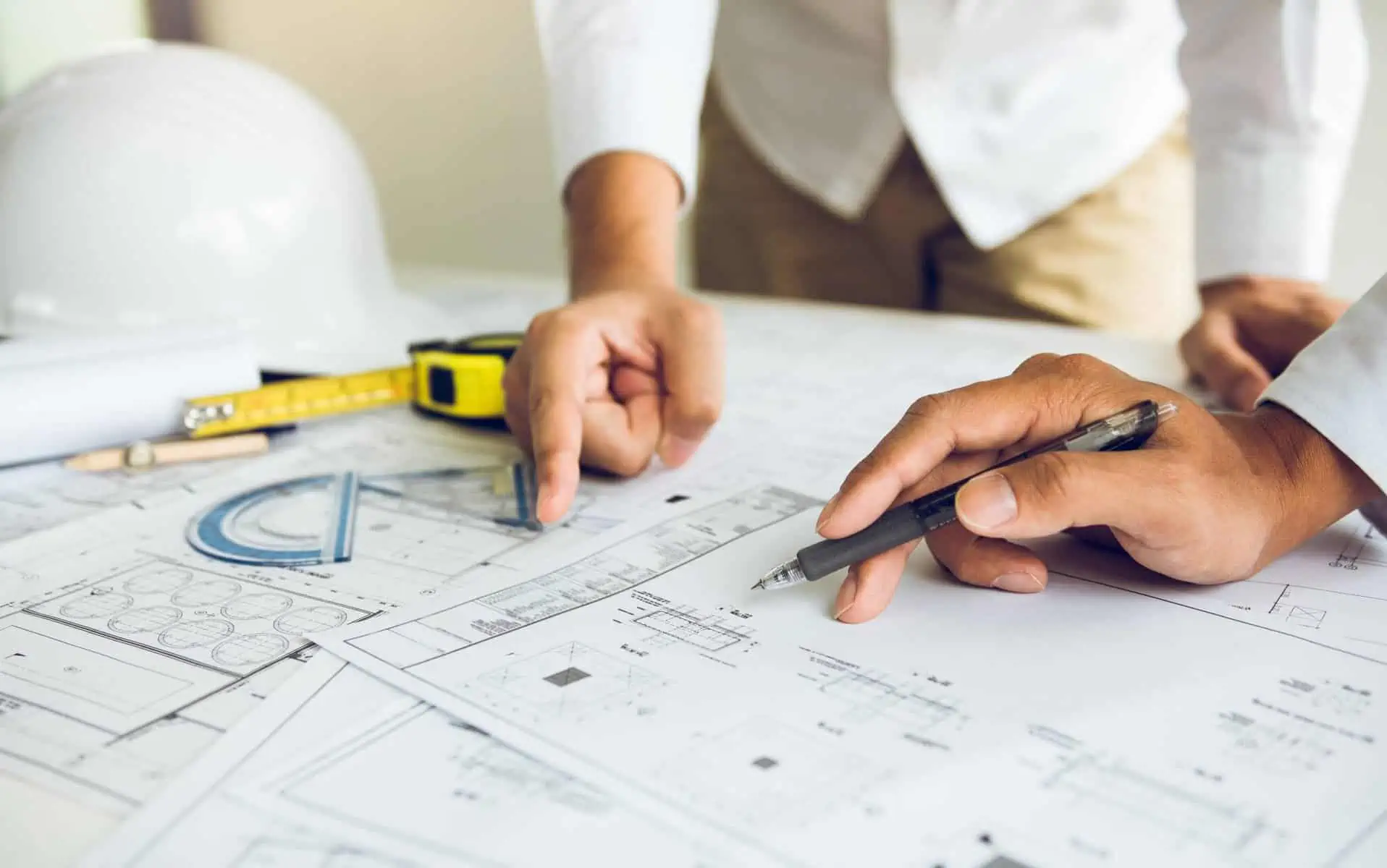 Licenciamento de obras vai ser mais simples a partir deste ano imagem de uma projeto de obras - planta de uma casa - duas pessoas a apontar para o projeto