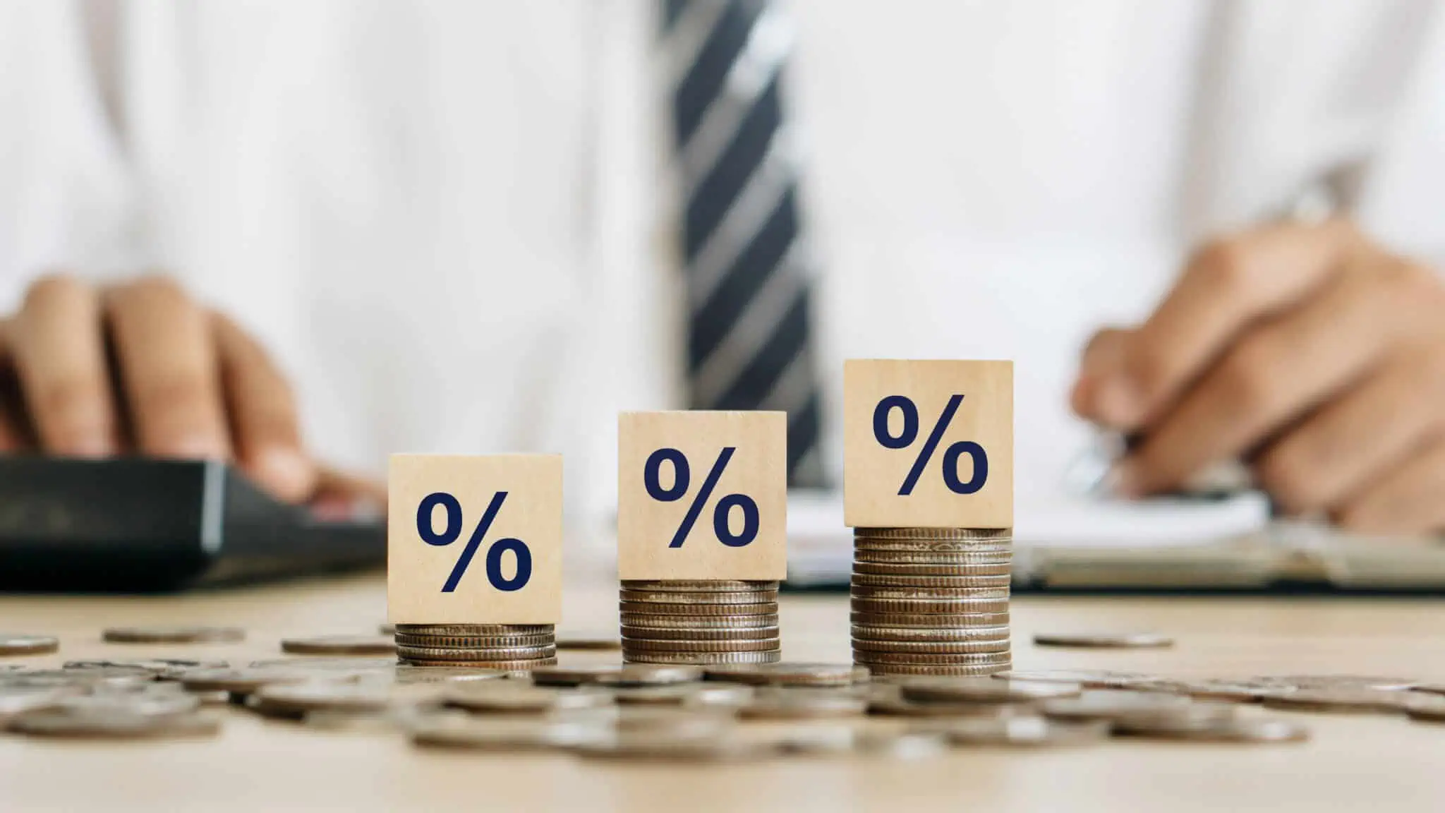 Taxas de IVA na Europa: Conheça as taxas em vigor cubos com o símbolo da percentagem a ilustrar as Taxas de IVA na Europa