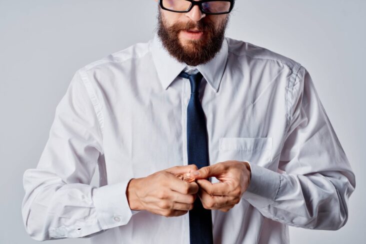 homem a segurar moedas