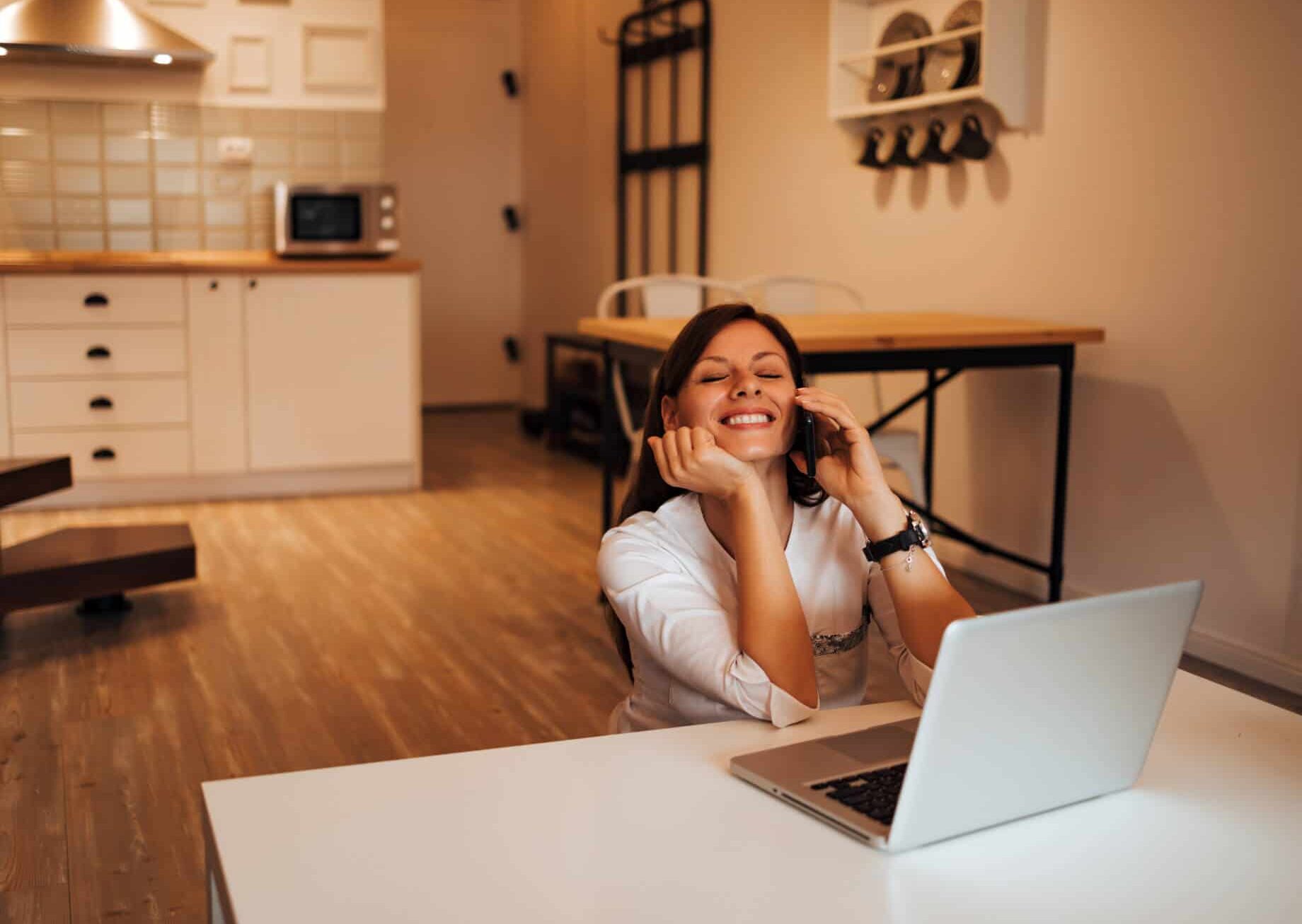 mulher feliz em casa