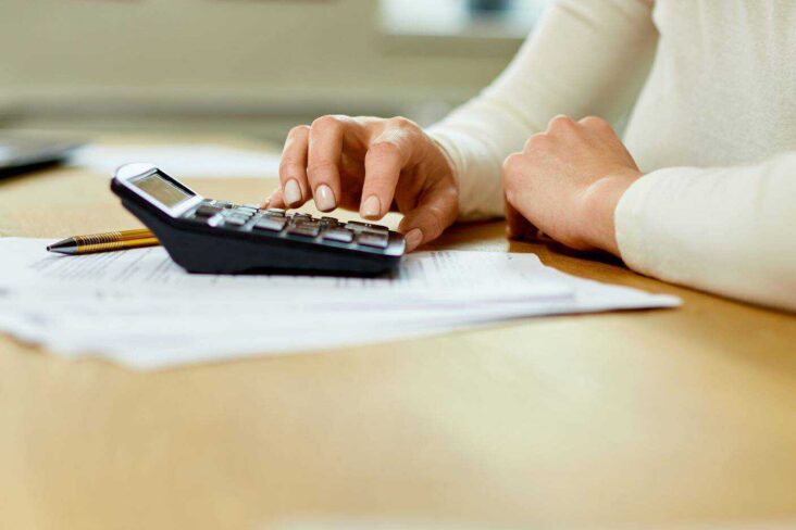 mulher a calcular o limite do que pode deduzir no IRS 2015