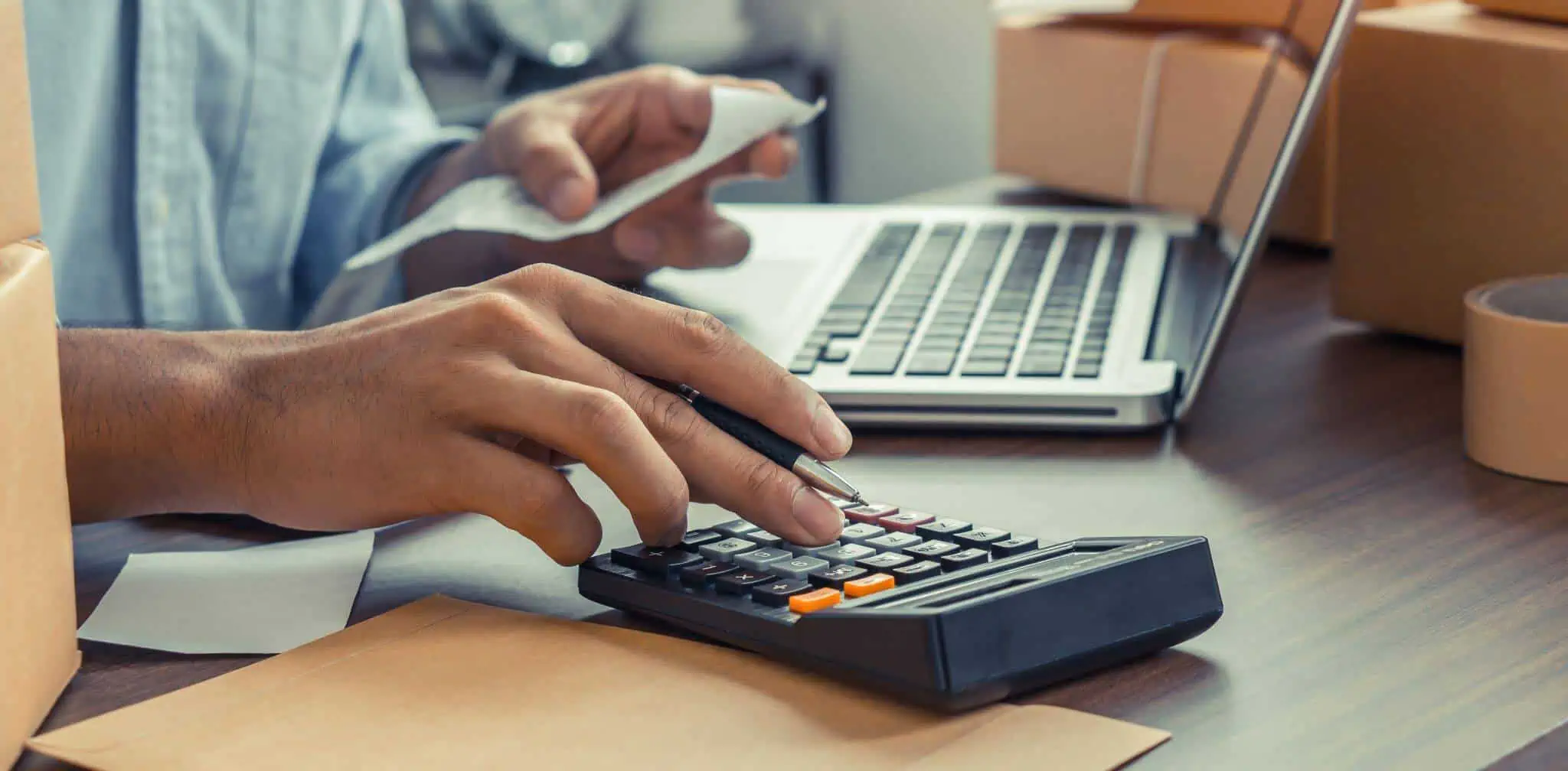 Reembolso de IRS: Como sei se vou receber? homem com faturas a tentar perceber como entregar o IRS em 2016