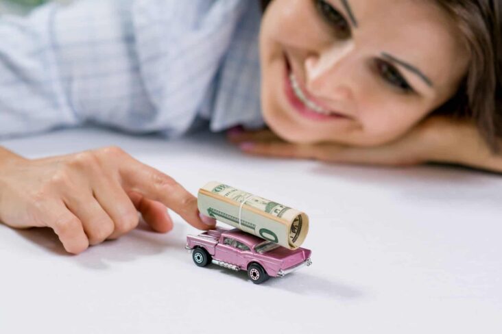 Mulher com carro em miniatura