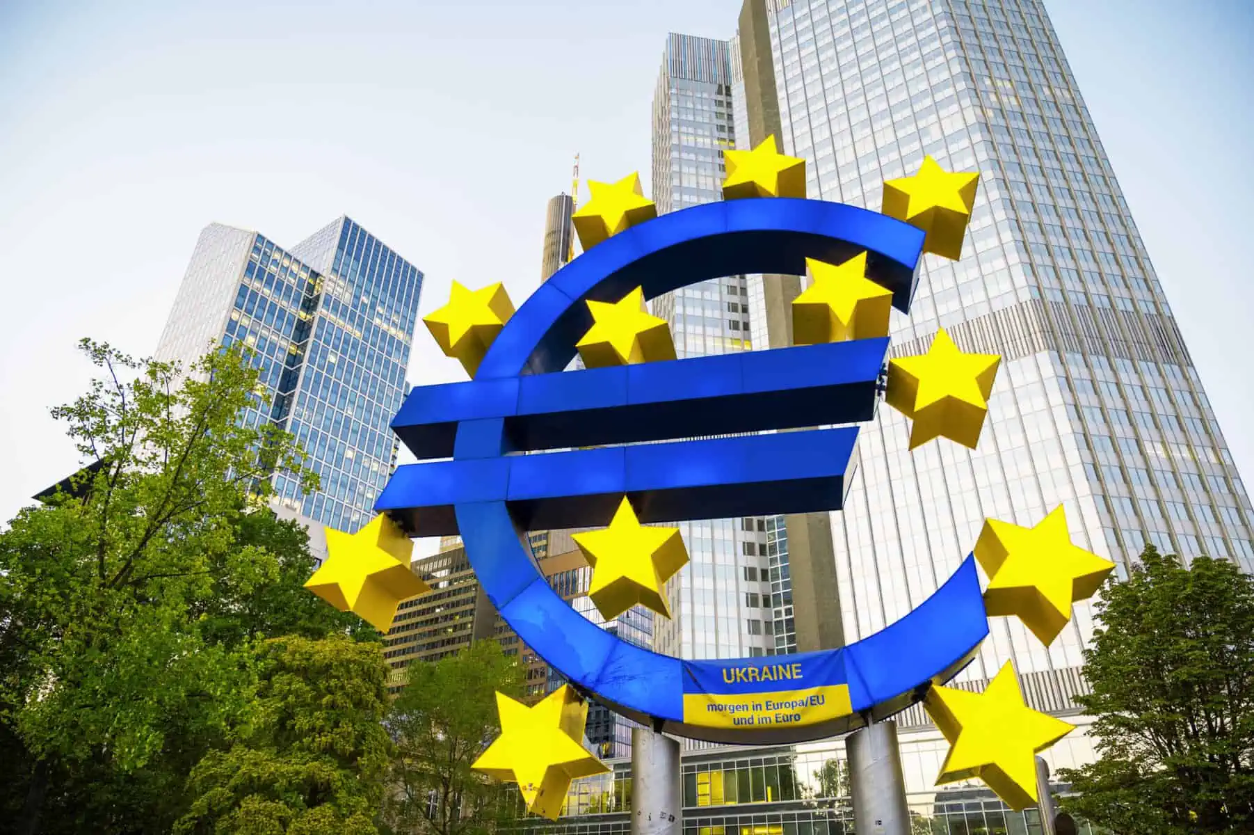 O que significa “Troika”? Símbolo do euro no centro de Frankfurt, na Alemanha