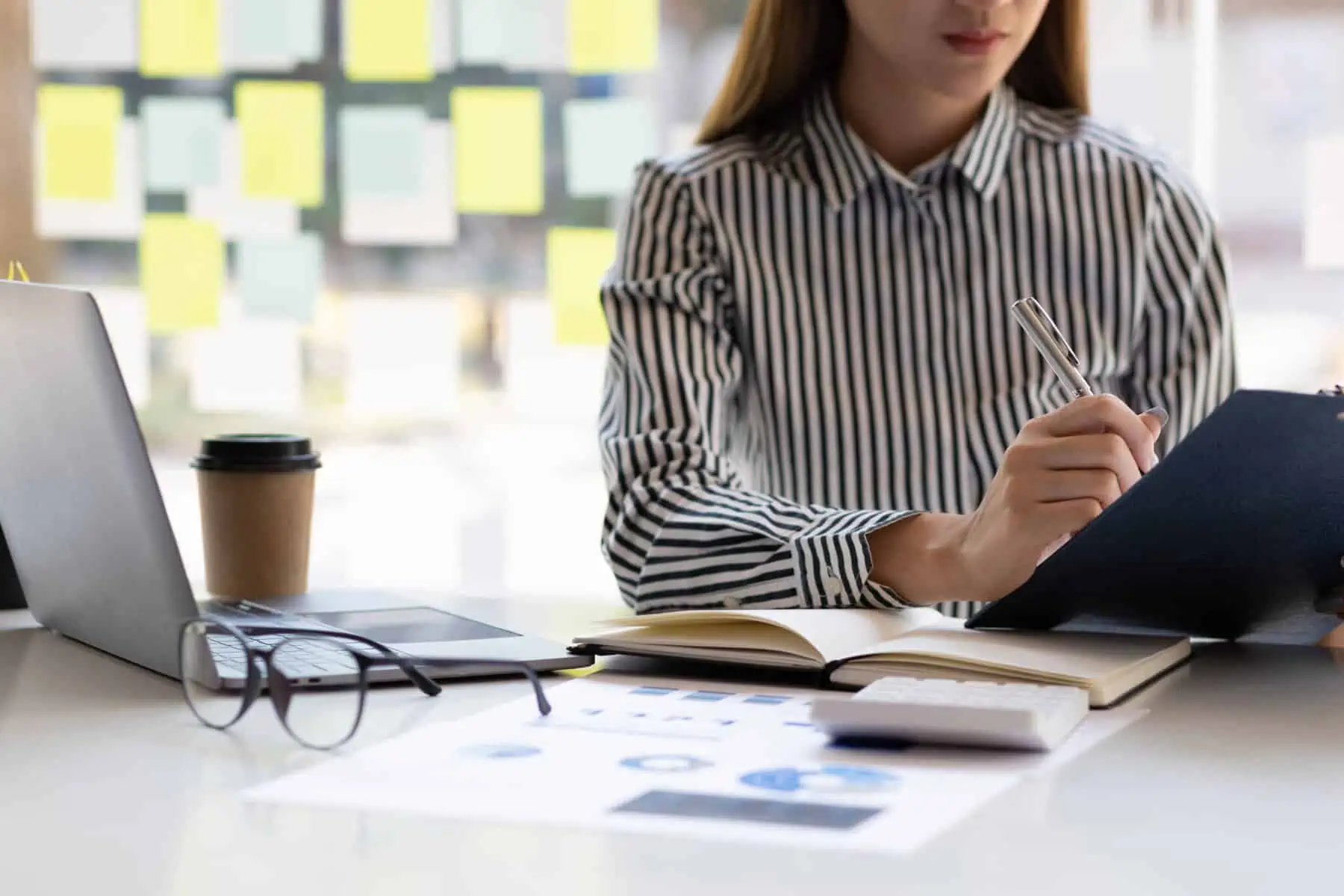 Mulher a analisar os 10 maiores bancos do mundo