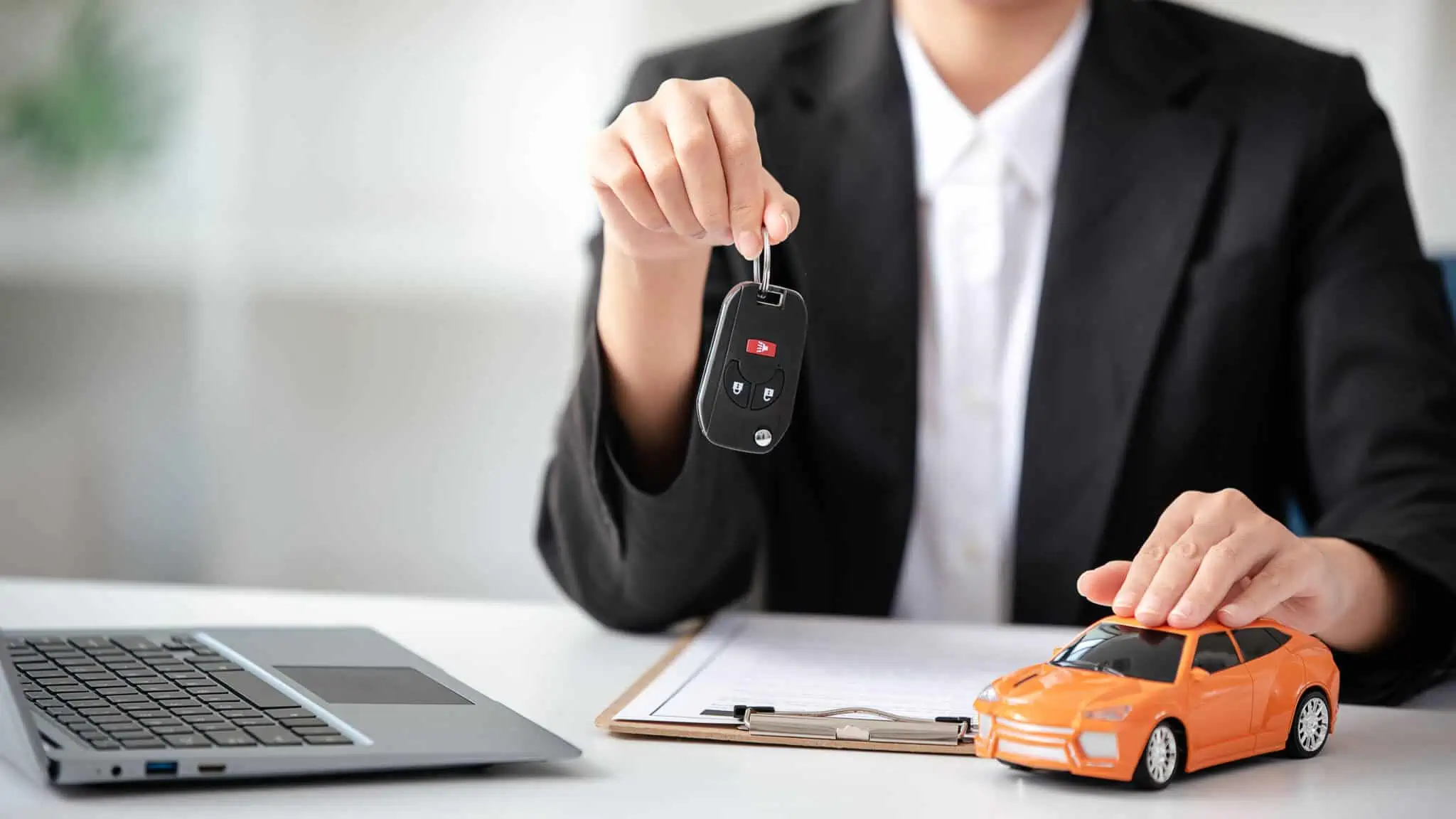 O que é necessário para legalizar um carro trazido do estrangeiro? mulher a exibir chaves de automóvel após saber o histórico de um veículo e decidir comprar