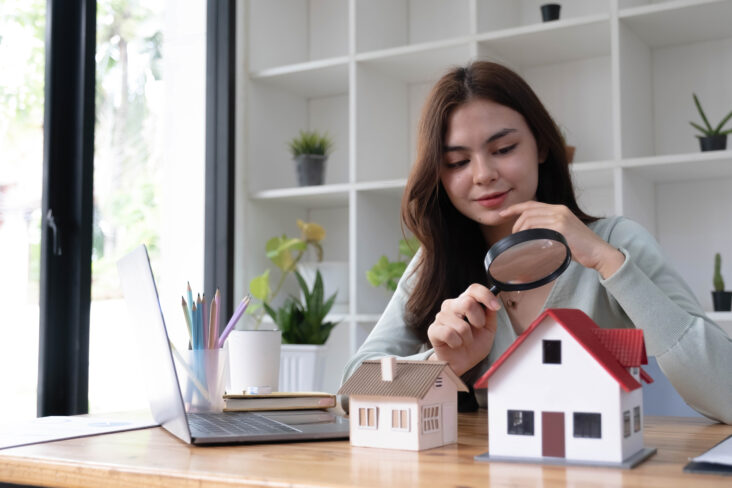 Mulher a procurar casa e o melhor crédito habitação para o si