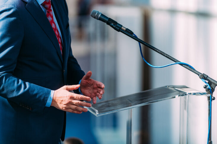 político a discursar durante campanha