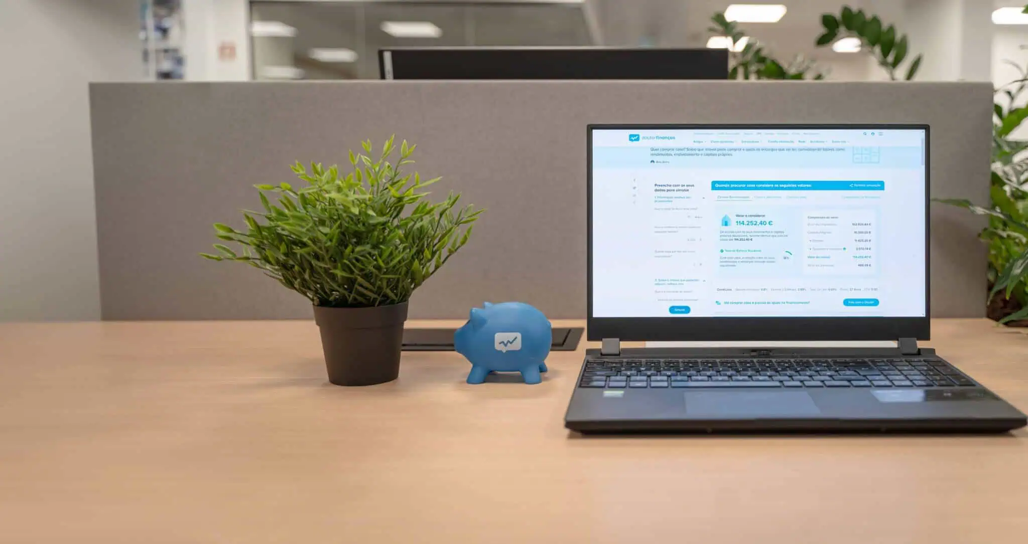 Computador com o simulador Que Casa Consigo Comprar em destaque