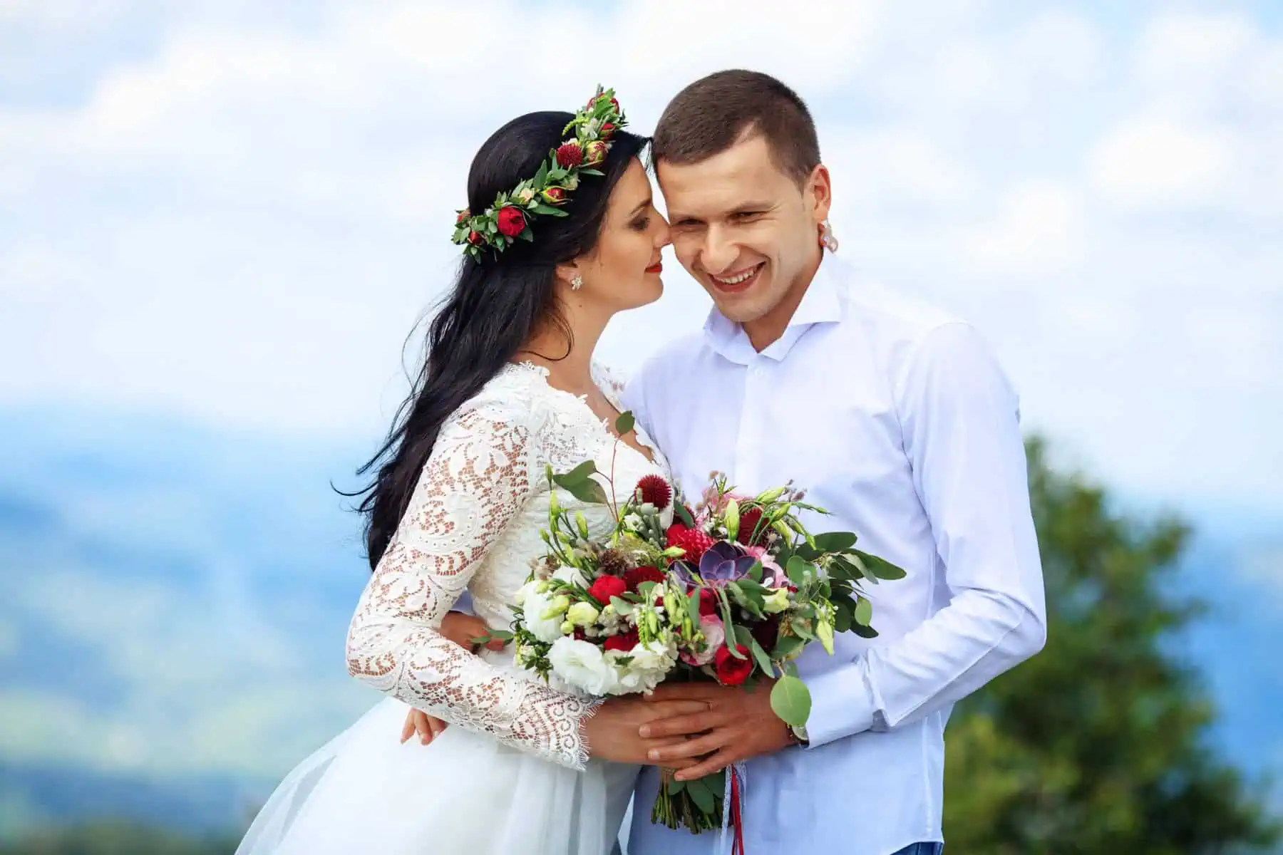 duas pessoas no dia do seu casamento felizes e cúmplices