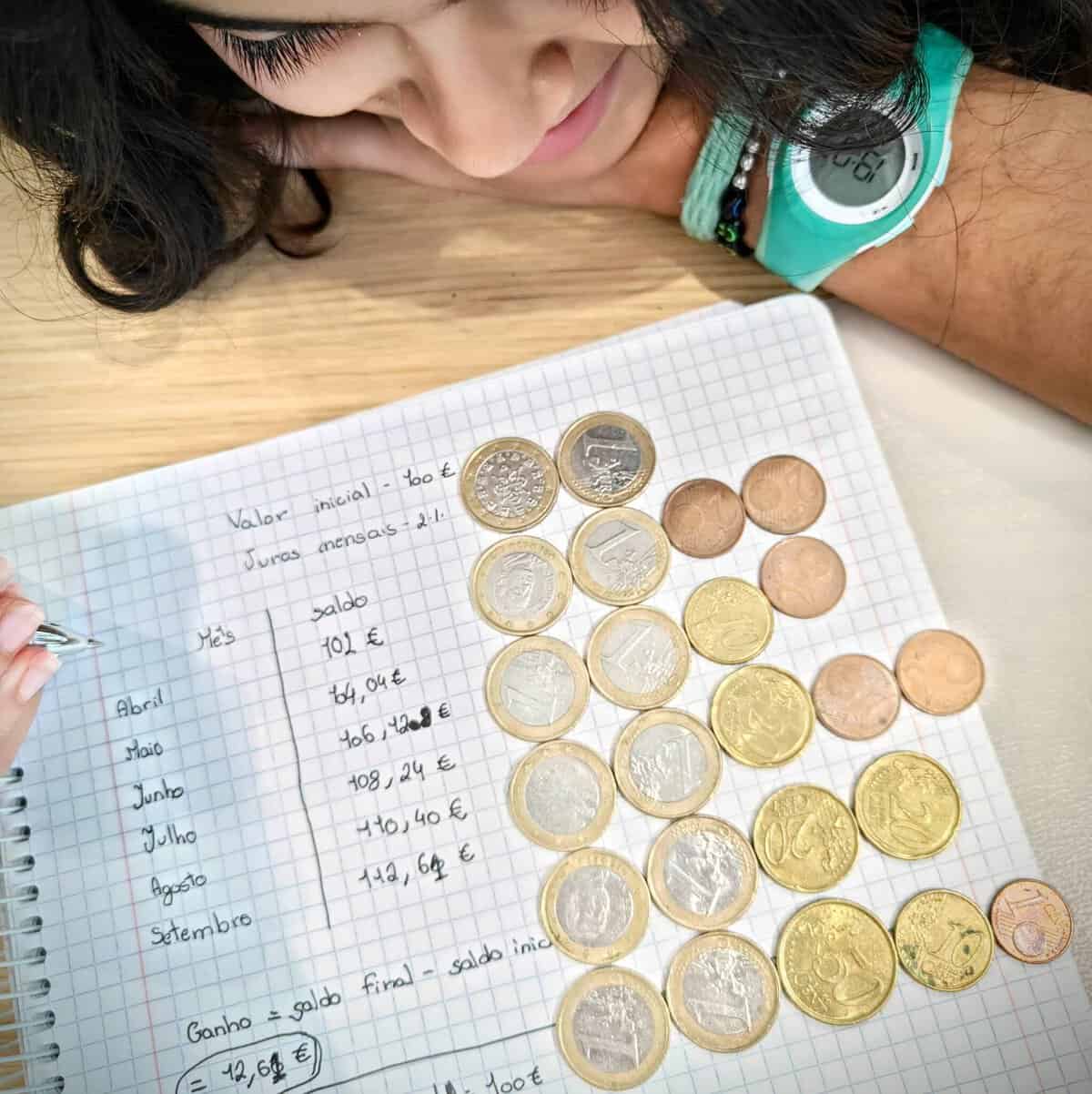 Criança calcula qual o aumento das suas poupanças se investir parte do seu dinheiro num produto com uma taxa de juro mensal de 2,1%
