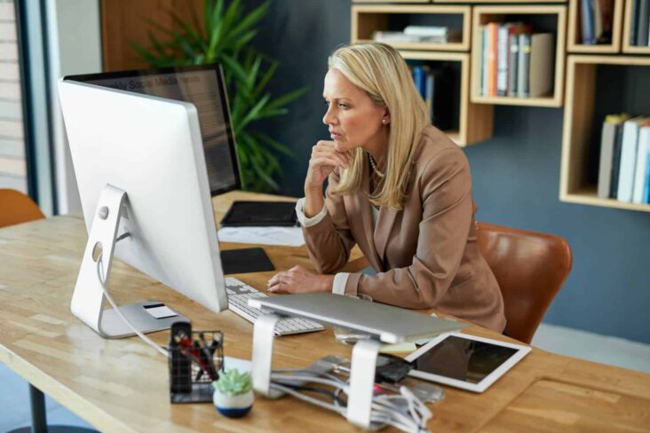 Mulher a usar computador no escritório