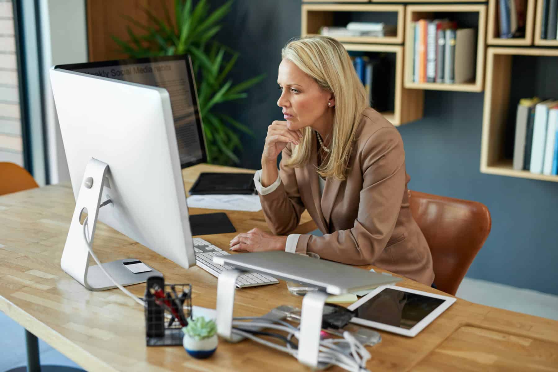 Mulher a usar computador no escritório