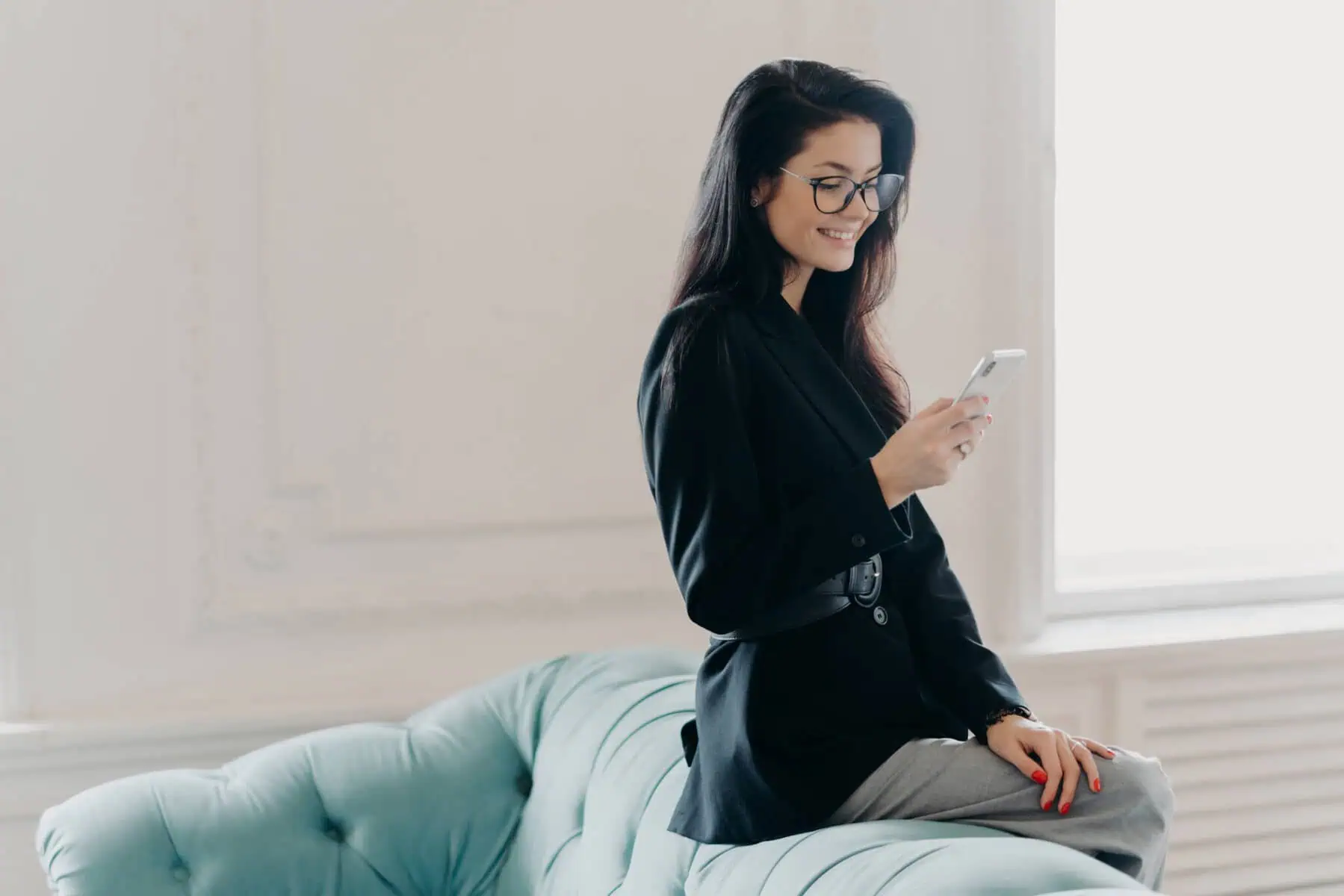 SPIN: Como fazer transferências com o número de telemóvel? jovem mulher a usar o SPIN para fazer transferências usando apenas o número de telemóvel do destinatário.
