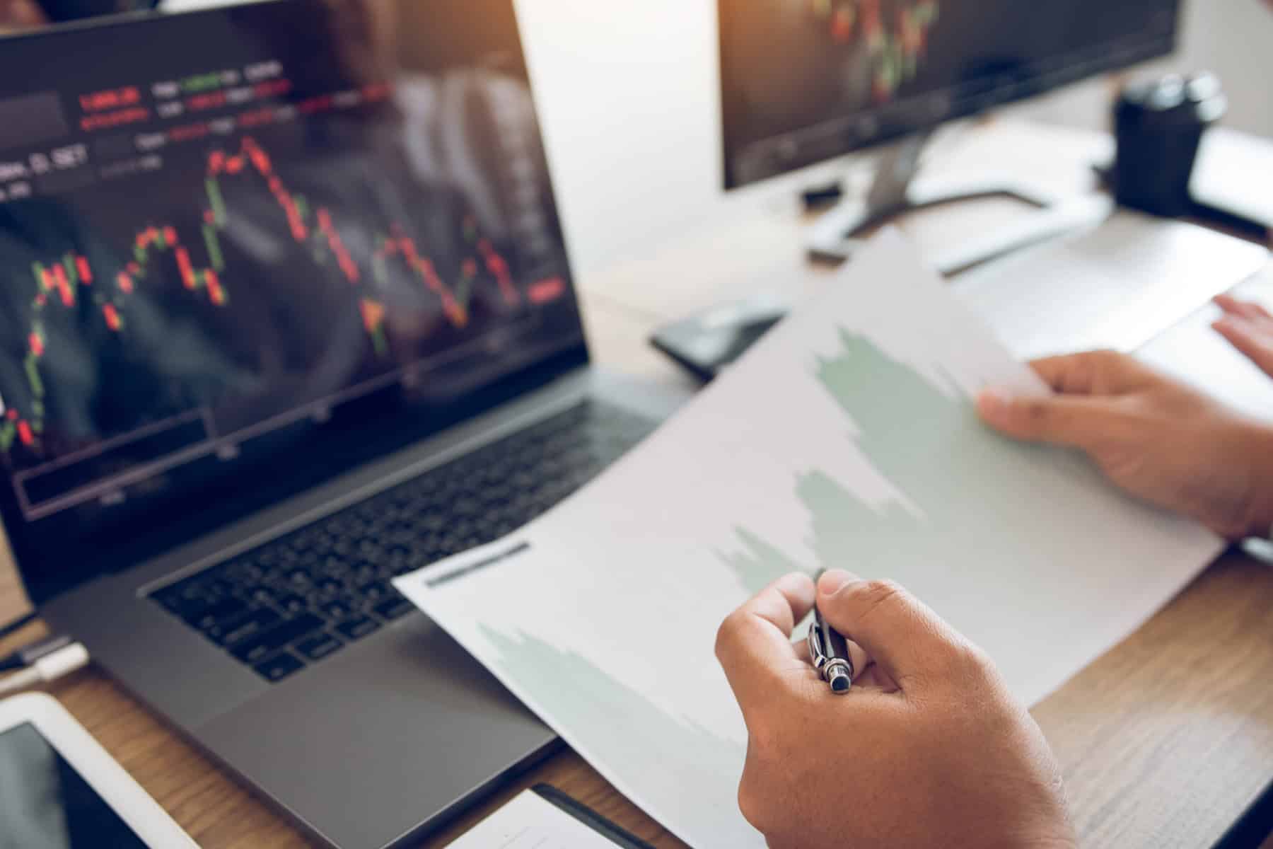 Investidor a analisar gráficos