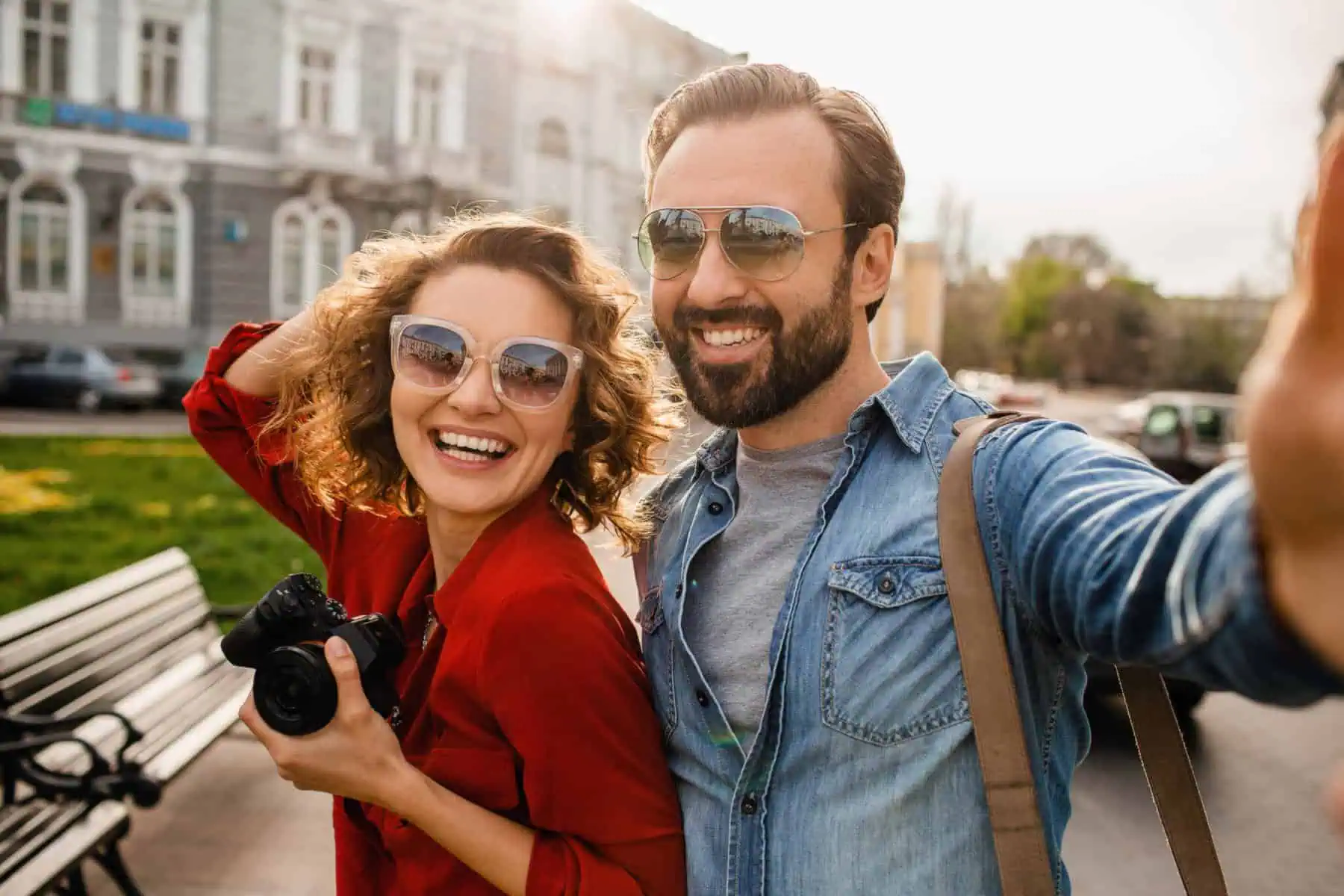 10 erros que não deve cometer nas férias casal de férias feliz após saber que erros não deve cometer este ano