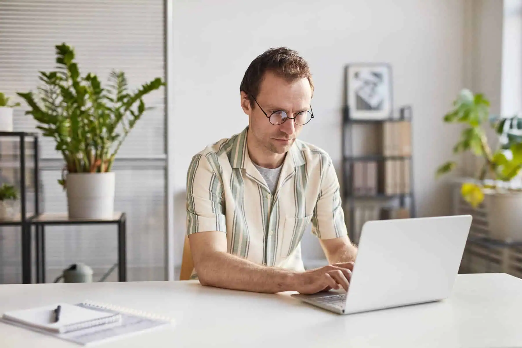 Como fazer a inscrição no centro de emprego? homem a fazer a inscrição no centro de emprego pelo computador
