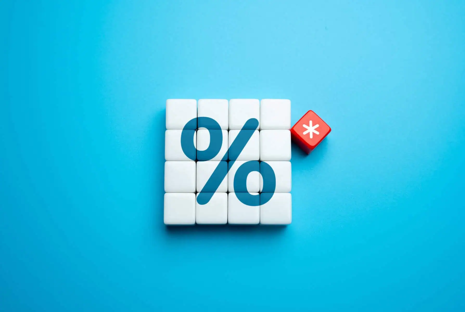 fundo azul com um sinal de percentagem a ilustrar as taxas numa proposta de crédito