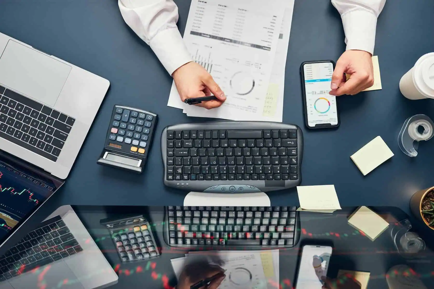 Como investir dinheiro em Portugal? 5 alternativas que deve conhecer investidor a usar computador e smartphone para investir em ações