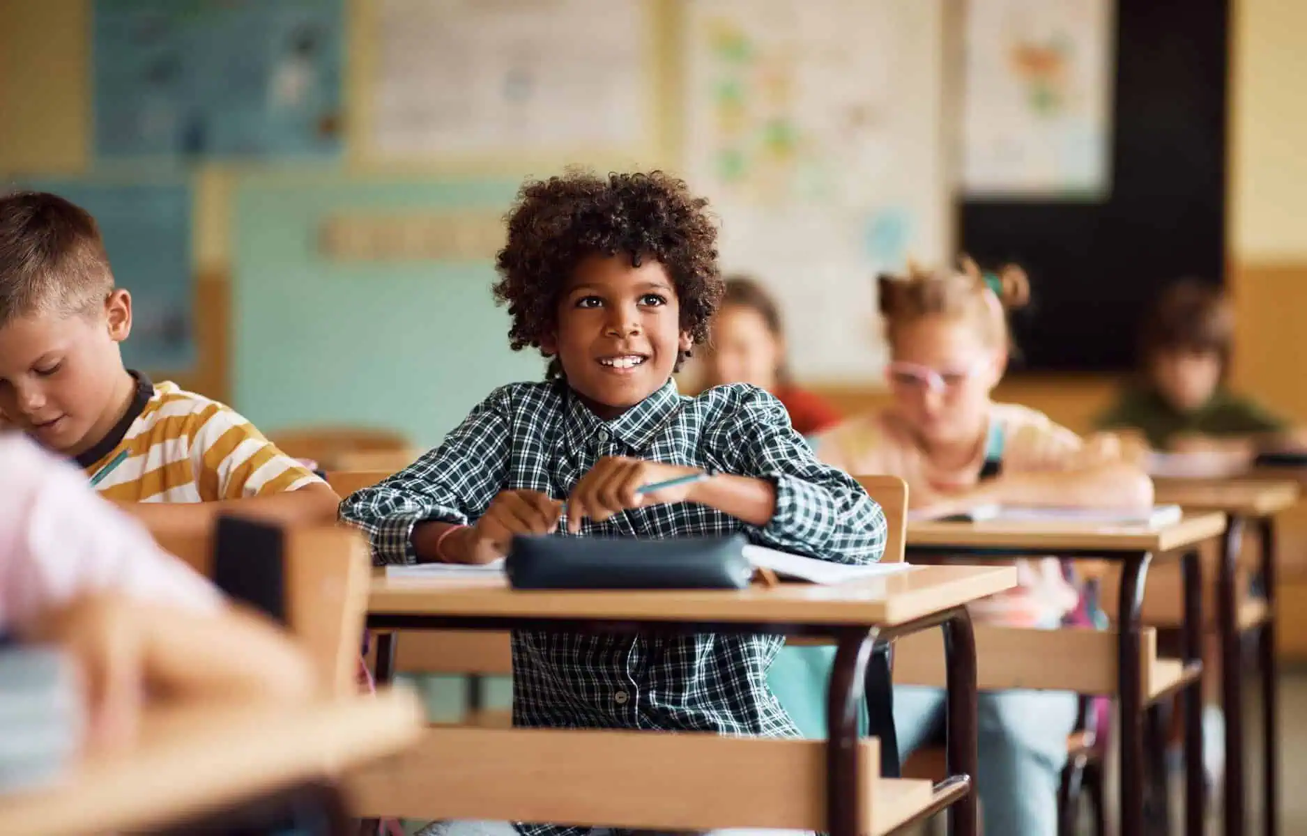 Calendário escolar 2024-2025: Conheça as datas deste ano letivo aluno numa sala de aulas