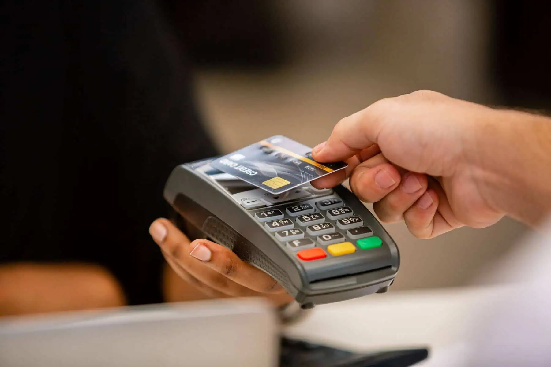 Comissões bancárias: Quanto pago para usar o cartão no estrangeiro? Pode pagar comissões bancárias quando paga num terminal de pagamento