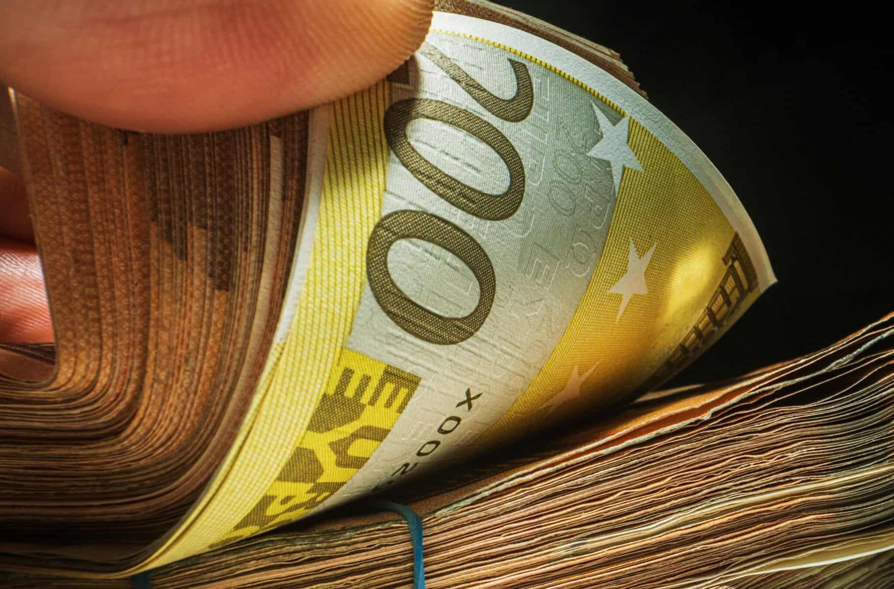 notas de 200 euros (a ilustrar texto sobre empréstimos em junho de 2024)