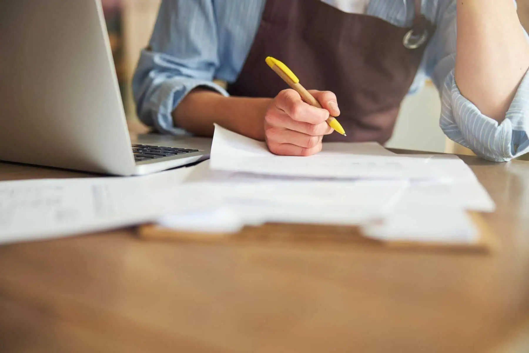 É possível transferir um crédito pessoal para outro banco? homem a analisar faturas para transferir crédito pessoal