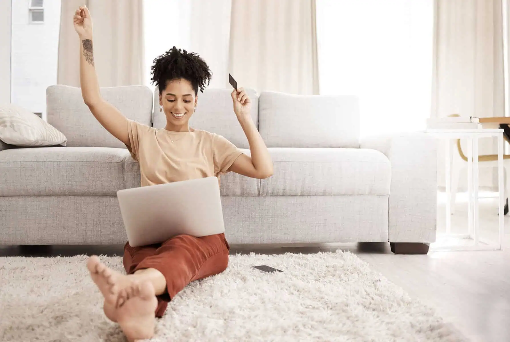 O que precisa de saber sobre mini créditos rápidos online mulher a fazer crédito online