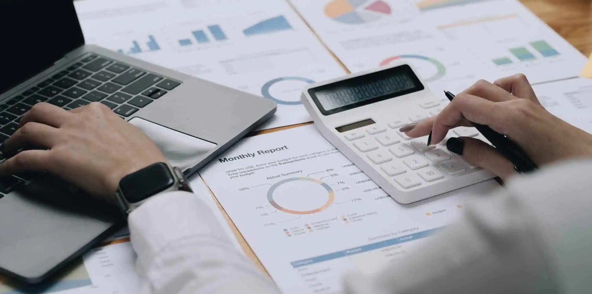 Procura um crédito pessoal fácil de aprovar? Conheça os passos mulher sentada numa mesa a verificar faturas e a fazer contas numa calculadora ao mesmo tempo que vai apontando as despesas no computador