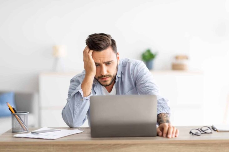 trabalhador independente em frente ao computador a tentar perceber se há limites para abrir e fechar a atividade quando não tem rendimentos