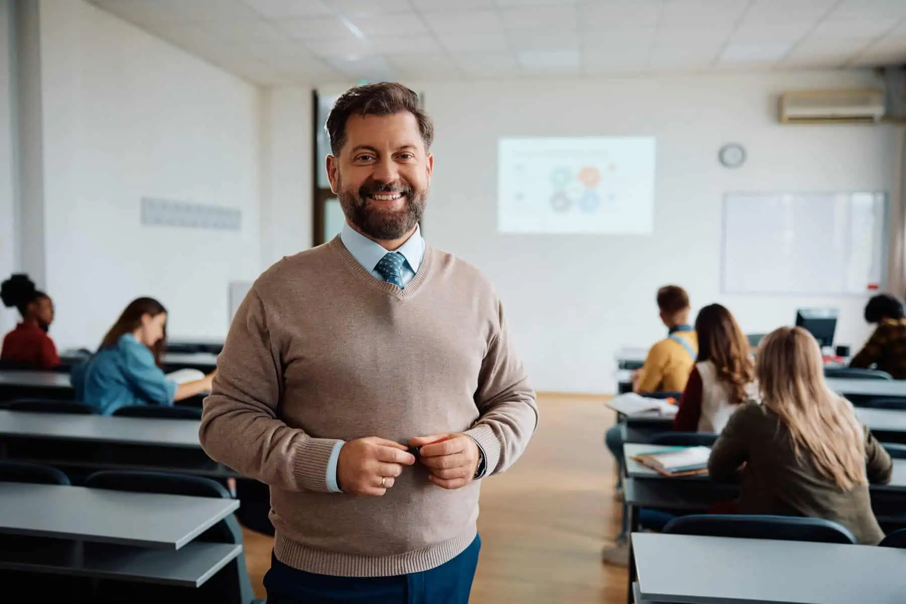 professor numa sala de aulas com os alunos a fazer exercícios a ilustrar o apoio à renda para professores deslocados