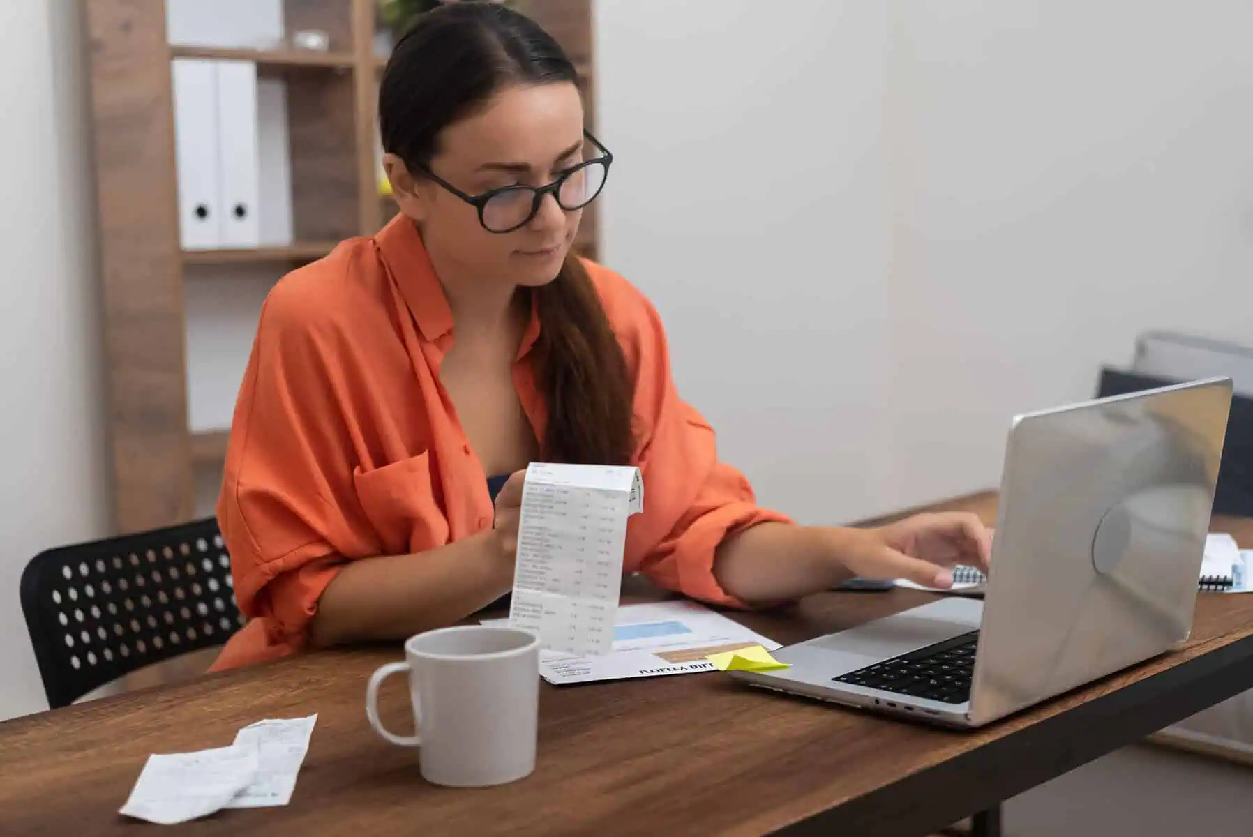 Pedido de crédito pessoal: Conheça as características e os custos Jovem mulher faz contas às despesas que tem, avaliando a sua capacidade de pagar as suas contas e percebendo se recorrer a um crédito pessoal é uma solução