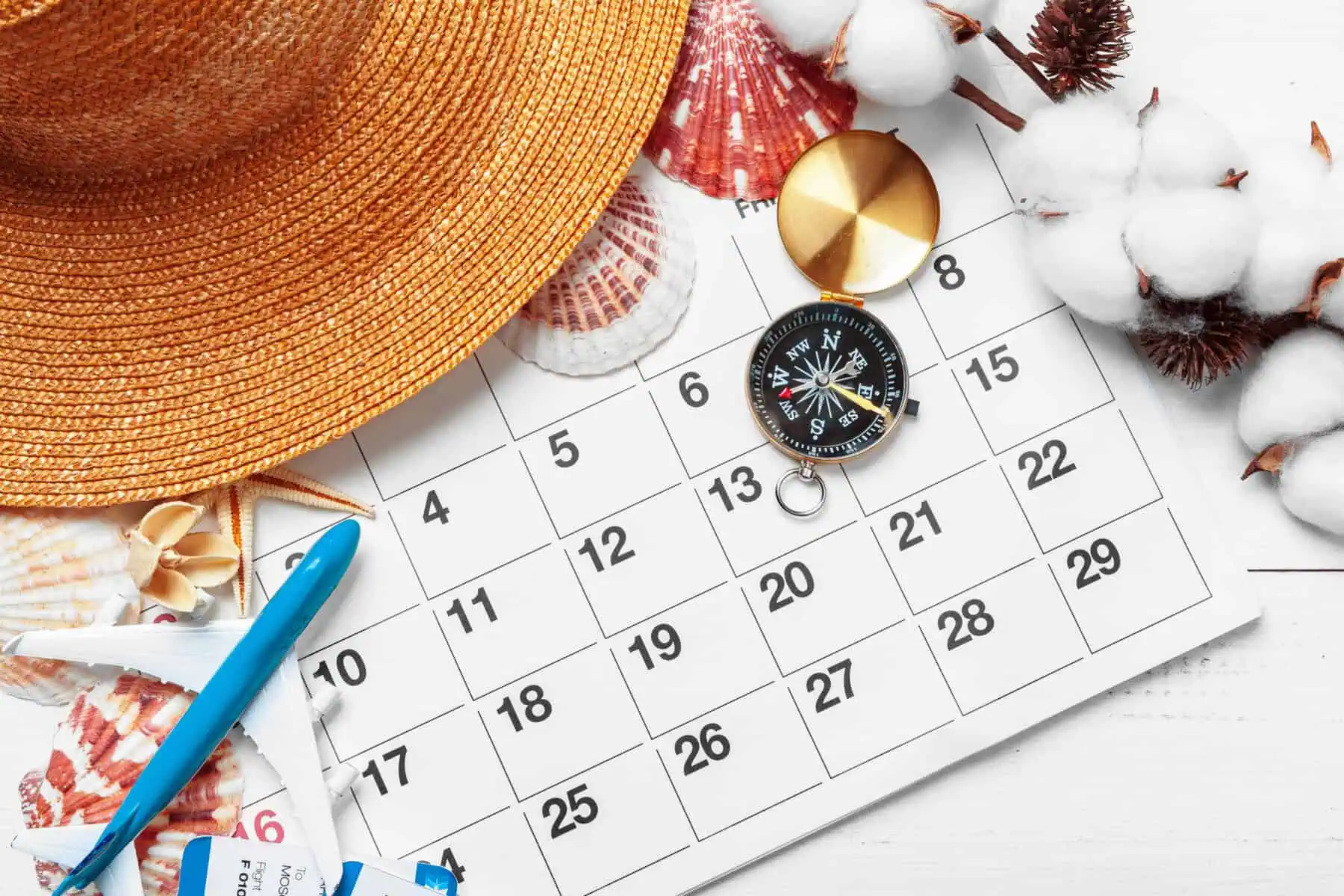 Precisa de alterar as férias? Saiba o que deve fazer calendário com um chapéu de palha, a ilustrar a possibilidade de alterar férias no verão