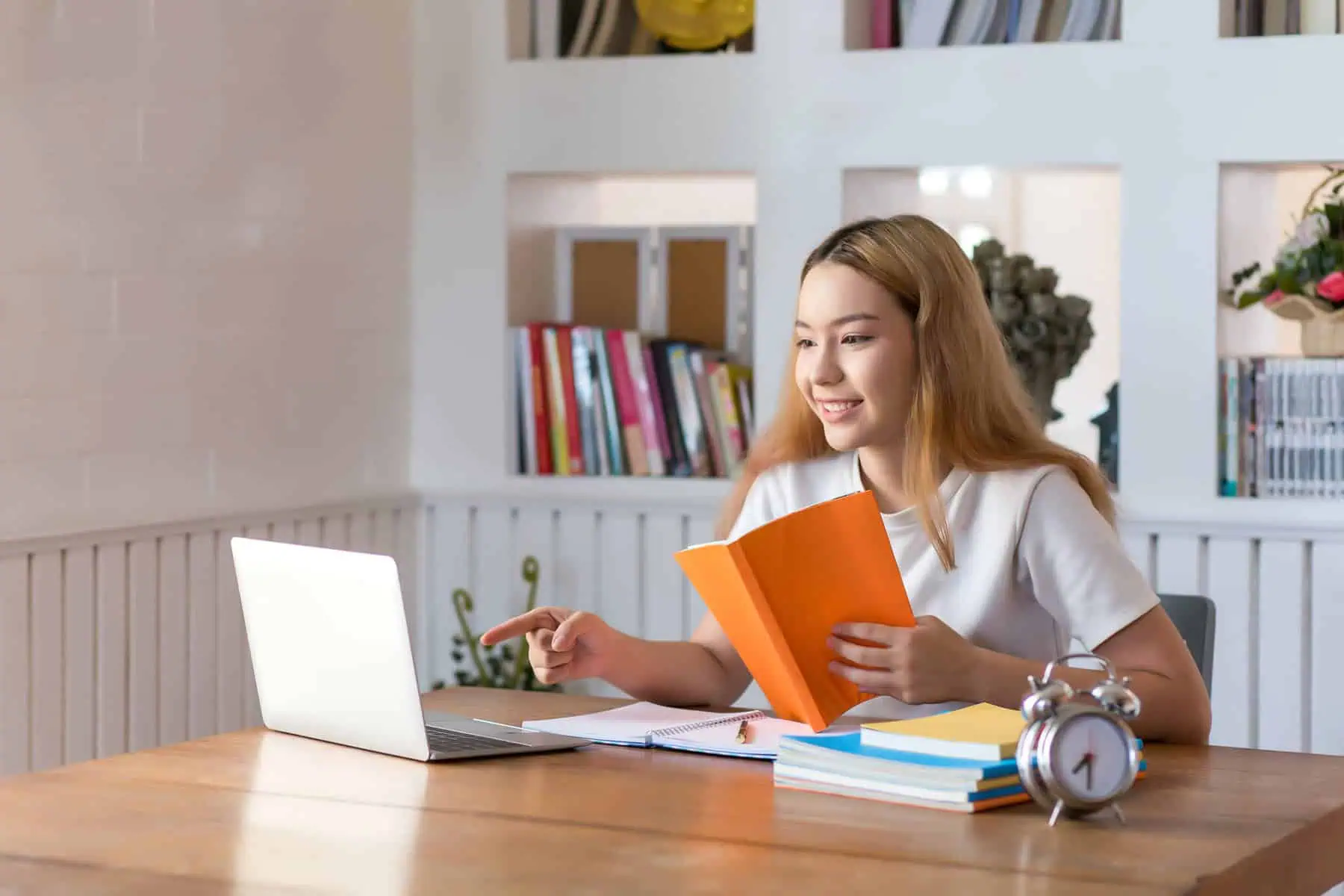 jovem estudante em frente ao portátil com livros a estudar a ilustrar o kit digital do programa escola digital do governo