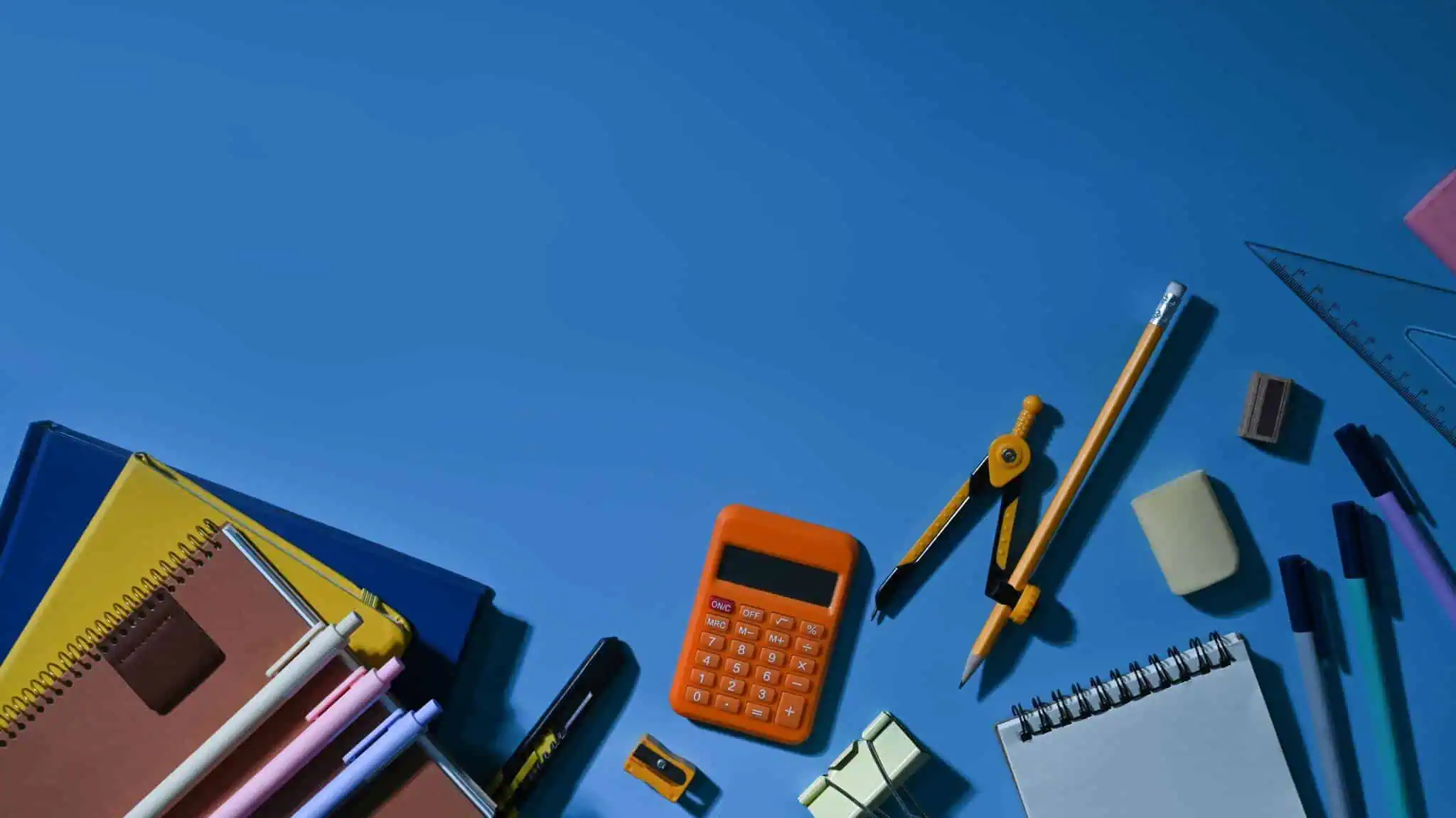 Consolidar créditos e equilibrar as finanças no regresso às aulas material escolar a ilustrar texto sobre consolidar crédito no regresso às aulas