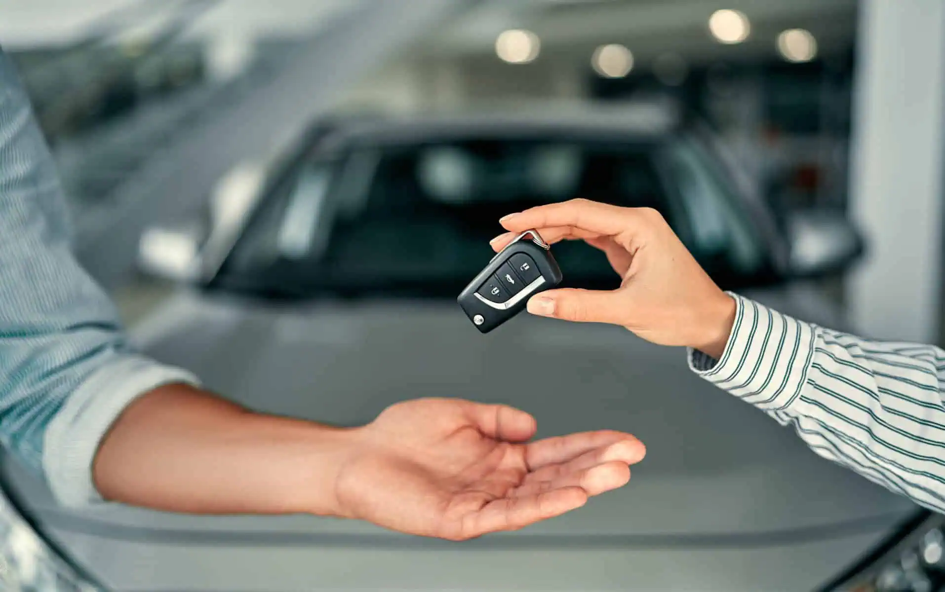 Homem a comprar carro num stand