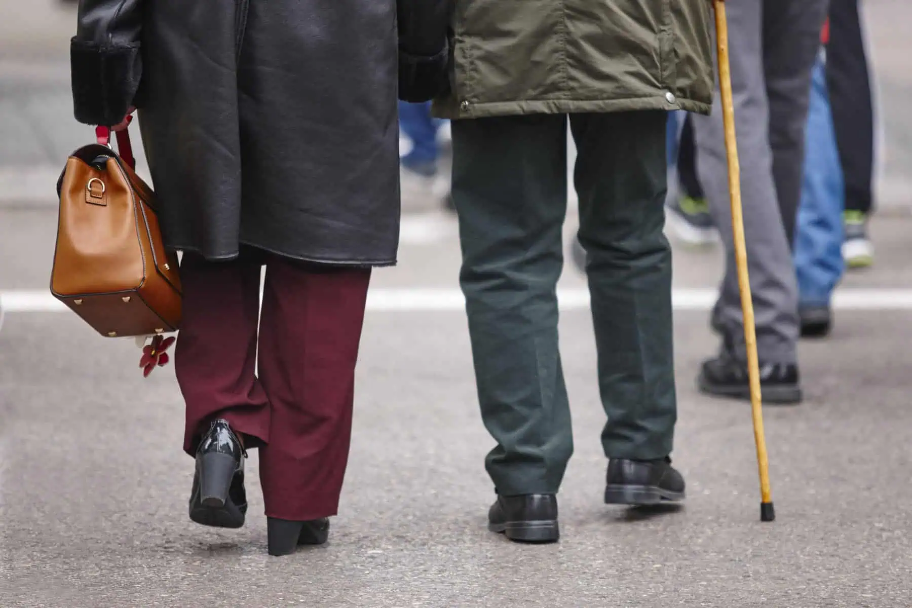 Suplemento extraordinário de pensão pago em outubro: O que precisa de saber casal de idosos a andar na rua
