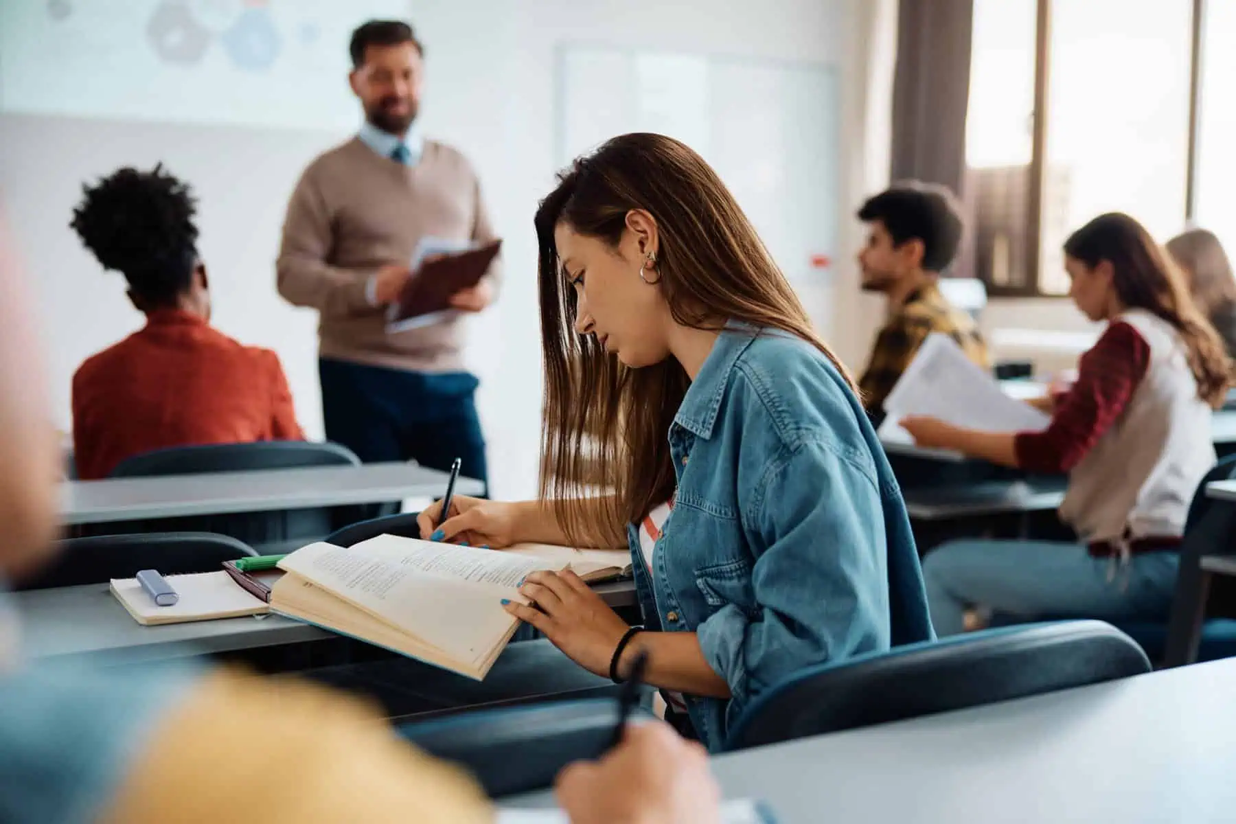 Estudantes bolseiros deslocados vão receber 40 euros por mês Vários estudantes universitários numa aula com um professor. Alusão aos apoios aos estudantes bolseiros deslocados.
